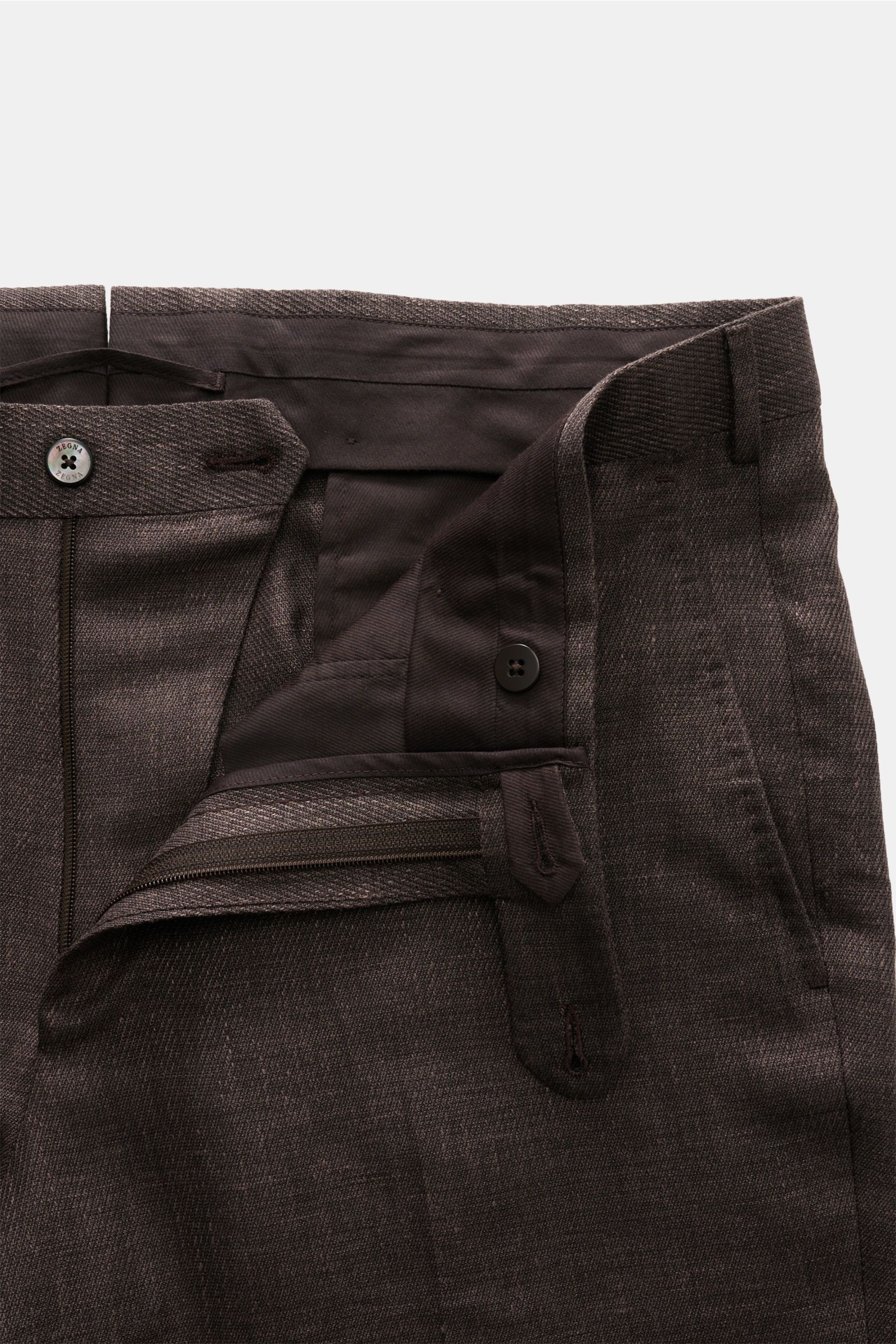 Close-up front view of the Zegna Anzug 'Natural' dunkelbraun meliert trousers showing zipper, button, and textured wool-linen-silk fabric.