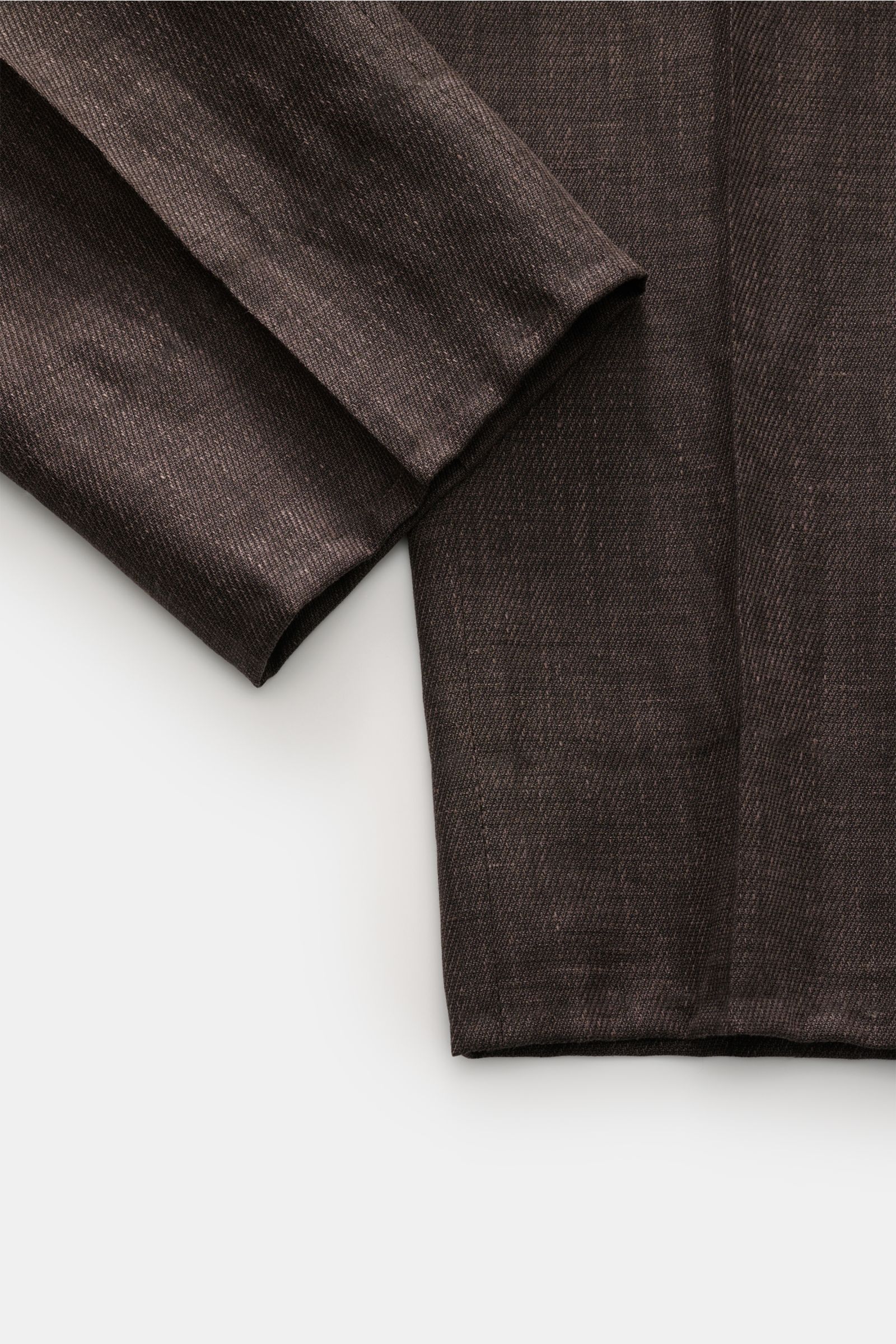 Close-up of the sleeve and lower jacket hem of the Zegna Anzug 'Natural' dunkelbraun meliert, showing fine wool, linen, and silk blend fabric texture from a top-down perspective.