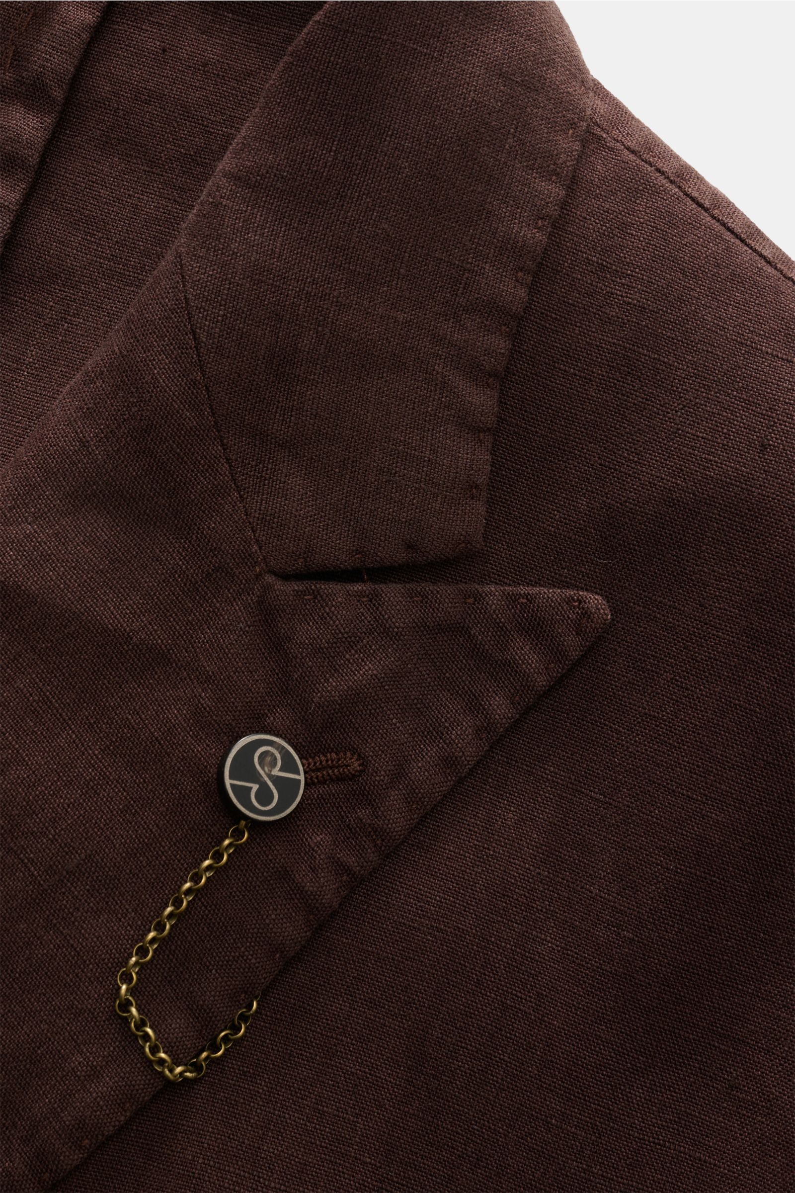 Brauner Santaniello Anzug Slim Fit aus weichem, reinem Leinen mit tailliertem Sakko, fallendem Revers, Kissing Buttons, Detailansicht von oben.