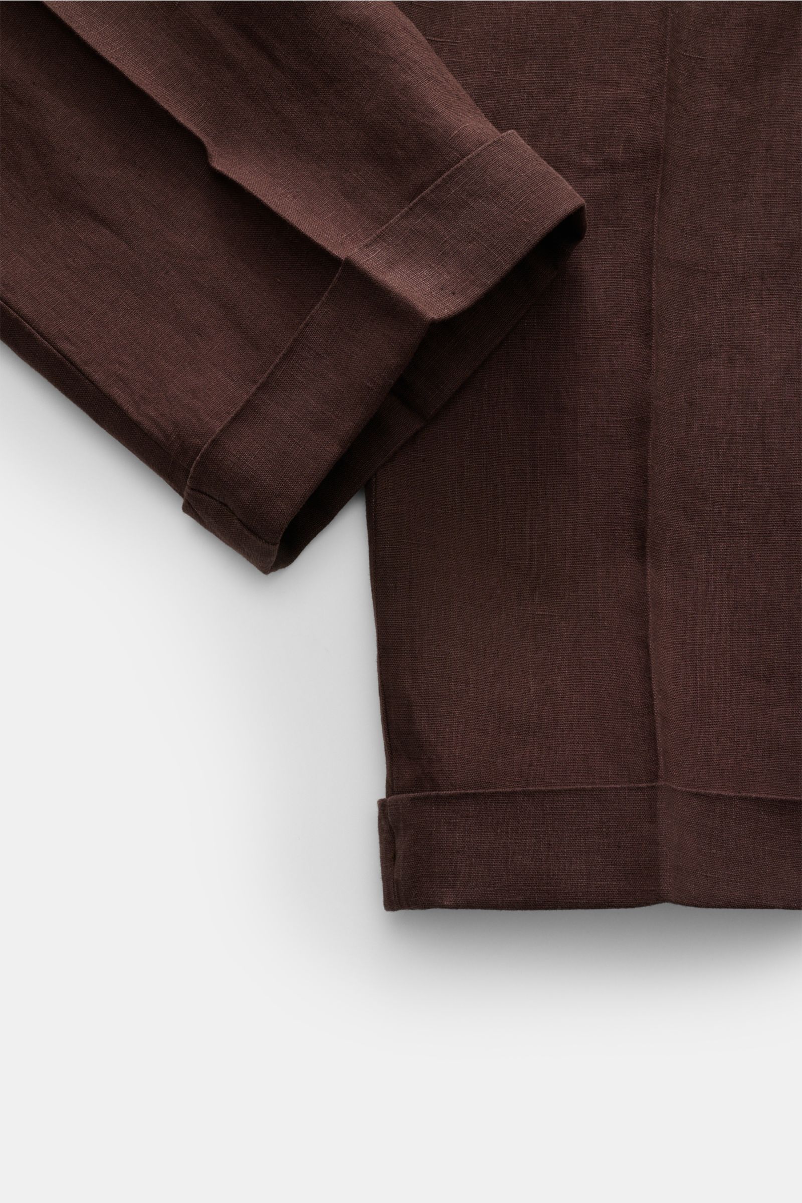 Nahaufnahme des Santaniello Anzug braun aus reinem Leinen mit weichem Griff, zeigt Ärmel und Hose in Slim Fit, seitliche Falten und feine Struktur.