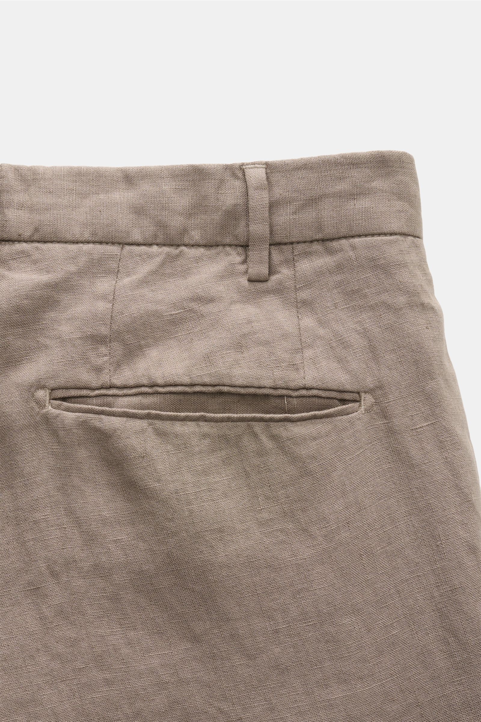 Nahaufnahme der Rückseite der Hose des Santaniello Anzug grau aus reinem, weichem Leinen mit paspelierter Gesäßtasche, fotografiert von hinten oben.