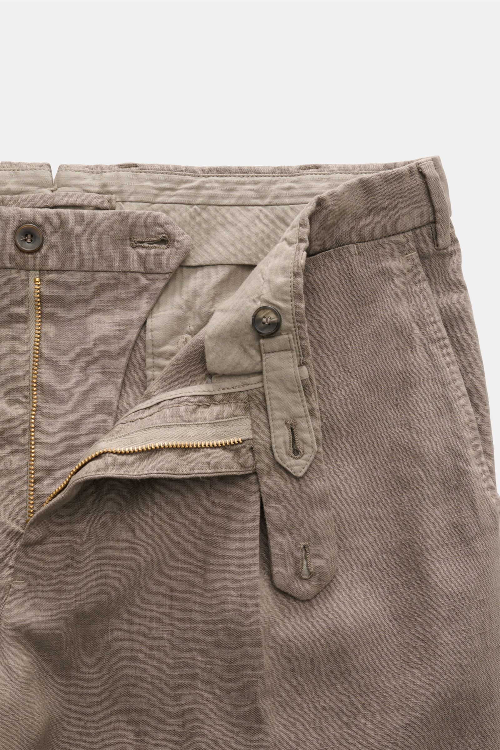 Nahaufnahme aus schräger Draufsicht auf die offene Hose des Santaniello Anzug grau aus weichem, reinem Leinen mit Reißverschluss und Bundknopf.