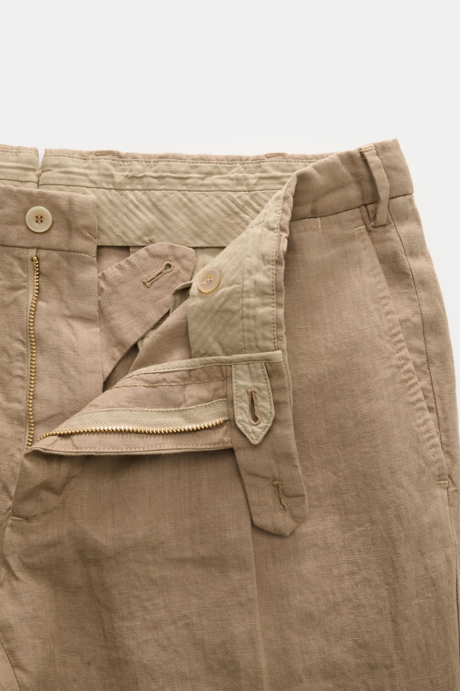 Nahaufnahme der geöffneten Hose des Santaniello Anzugs taupe aus reinem Leinen, Slim Fit, mit Reißverschluss, Bundknöpfen und französischen Taschen, fotografiert von oben.
