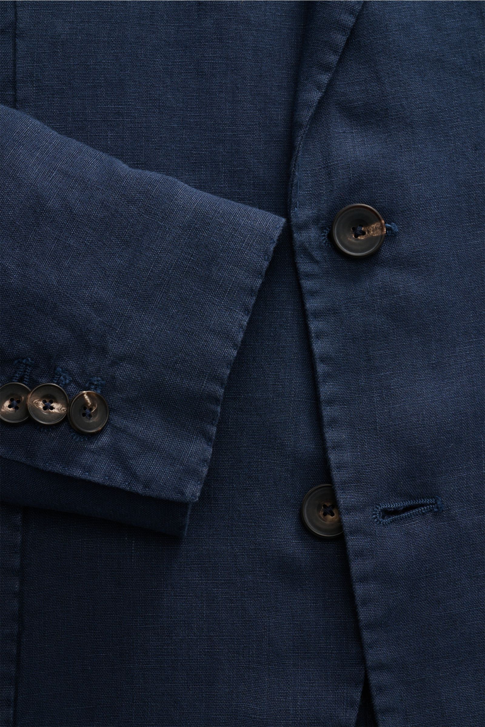 Nahaufnahme des Santaniello Anzug navy aus reinem Leinen mit tailliertem Zwei-Knopf-Sakko, fallendem Revers und Kissing Buttons.
