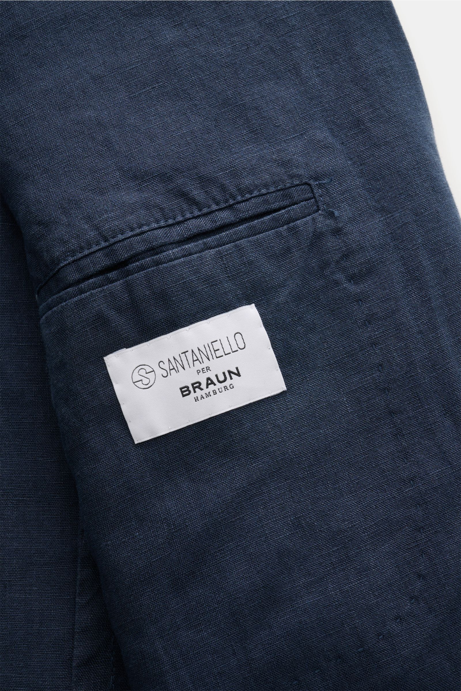 Santaniello Anzug navy aus reiner Leinenqualität, Detailaufnahme der Innentasche mit Label, weicher Griff, Slim Fit, Vintage-Look, maschinenwaschbar.
