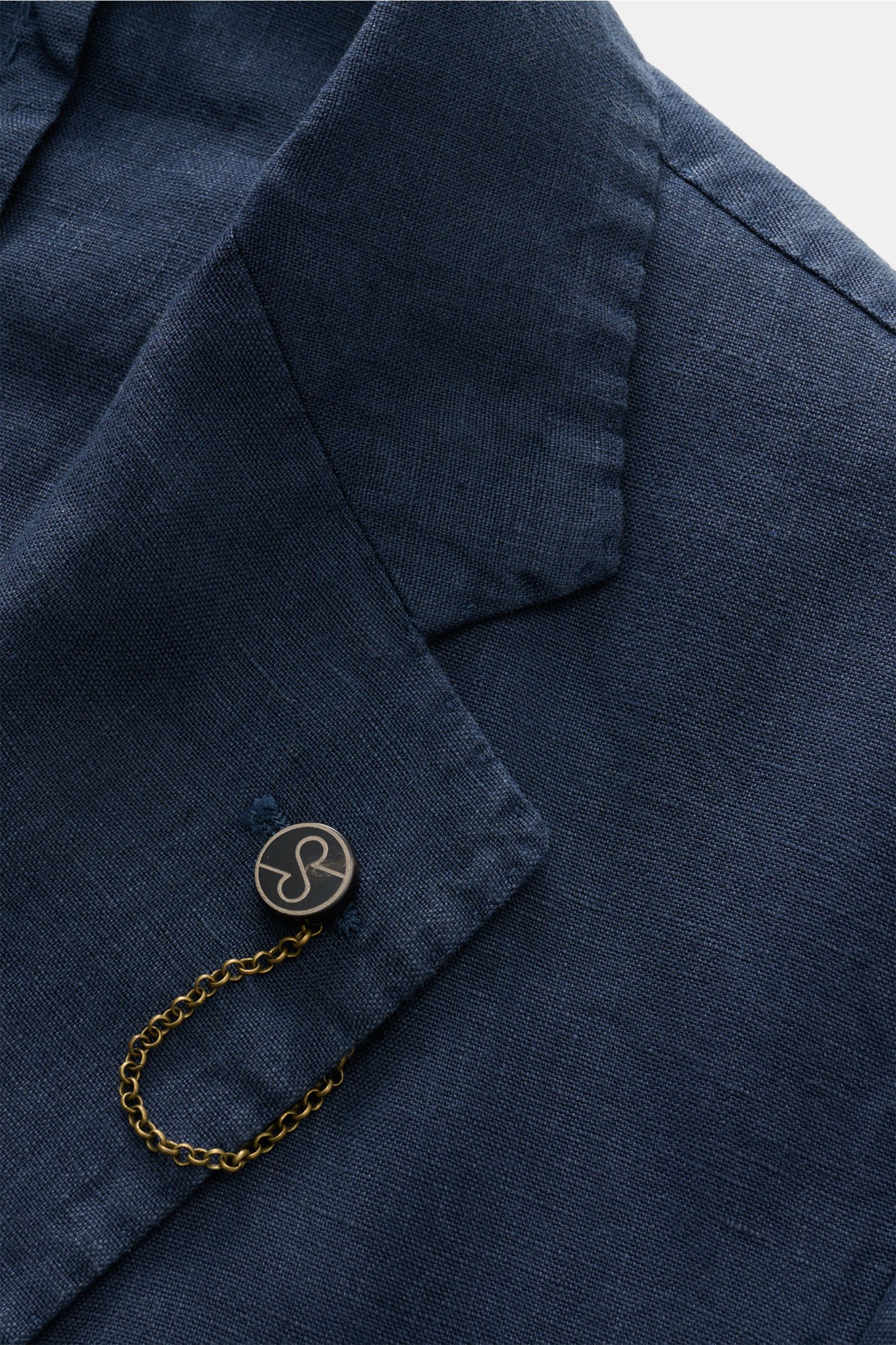 Nahaufnahme des fallenden Revers und Kissing Button am taillierten Sakko des Santaniello Anzug navy aus weichem, reinem Leinen mit Vintage-Optik.