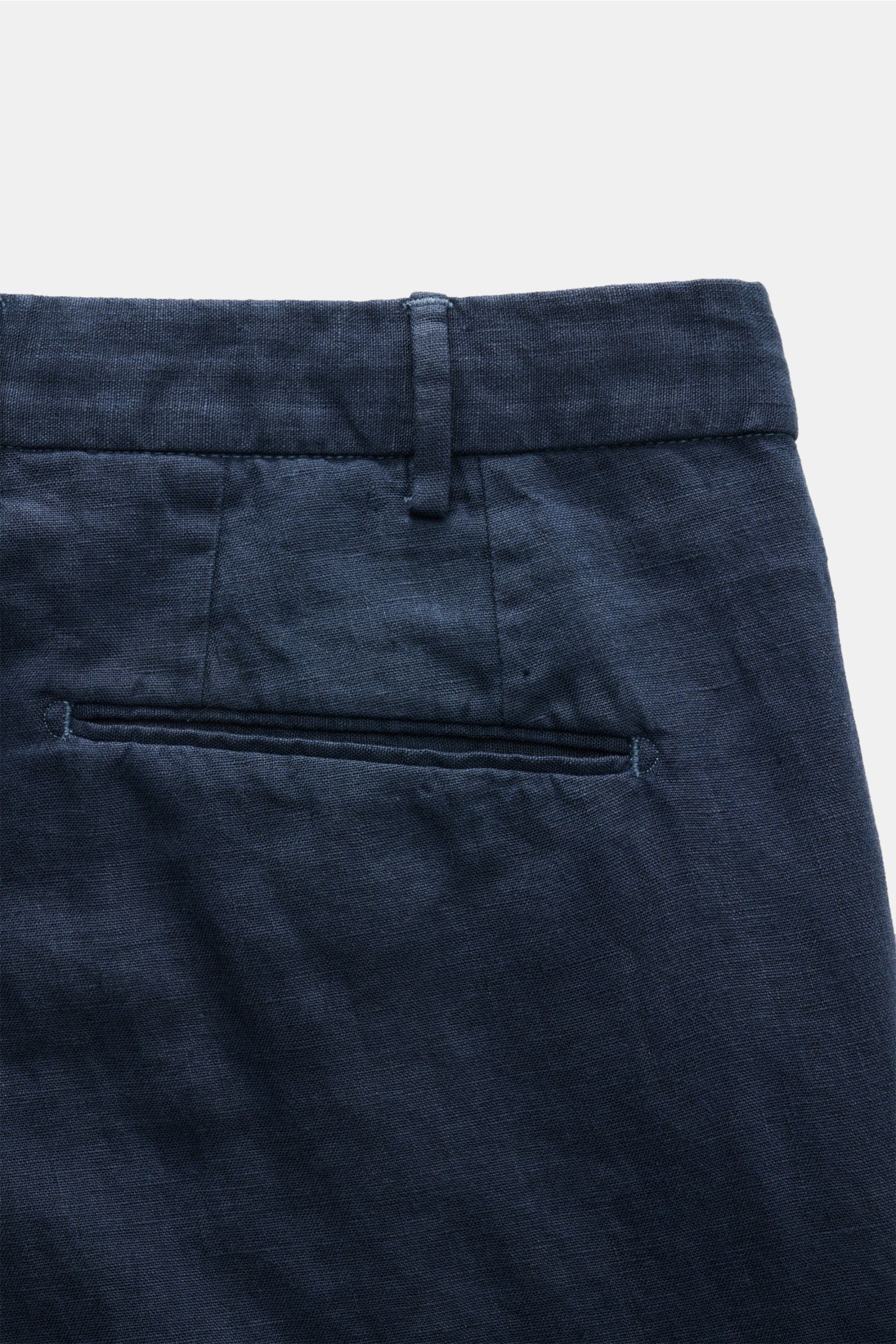 Santaniello Anzug navy, Detailansicht von hinten auf Hose aus weichem, reinem Leinen mit paspelierter Gesäßtasche, schmal zulaufend, Slim Fit.