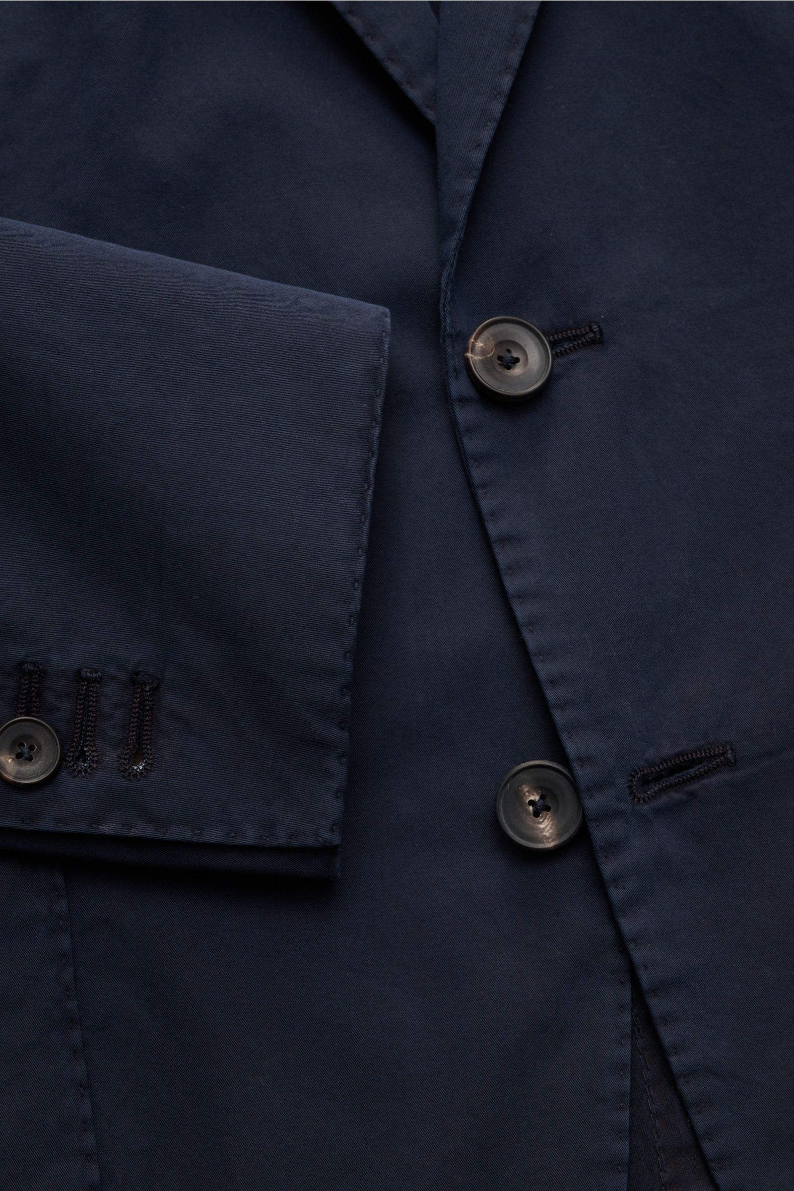 Nahaufnahme des Santaniello Anzug navy aus Baumwoll-Twill, Fokus auf tailliertes Sakko mit Kissing Buttons und fallendem Revers.