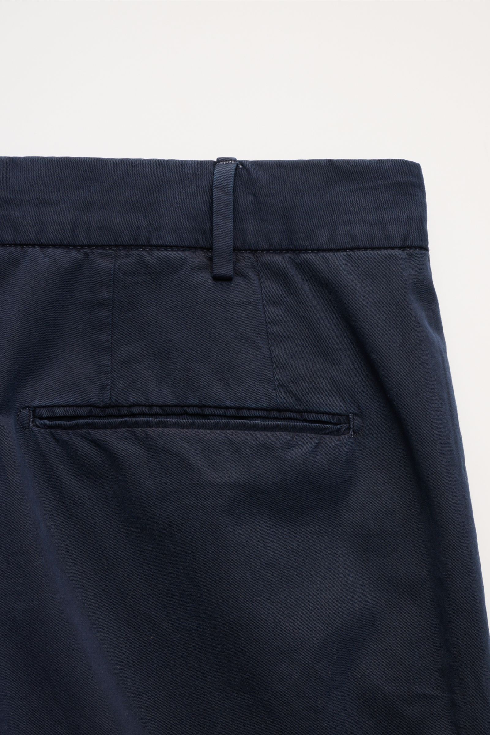 Santaniello Anzug navy in Nahaufnahme von hinten, zeigt paspelierte Gesäßtasche und Baumwoll-Twill mit weichem Griff.