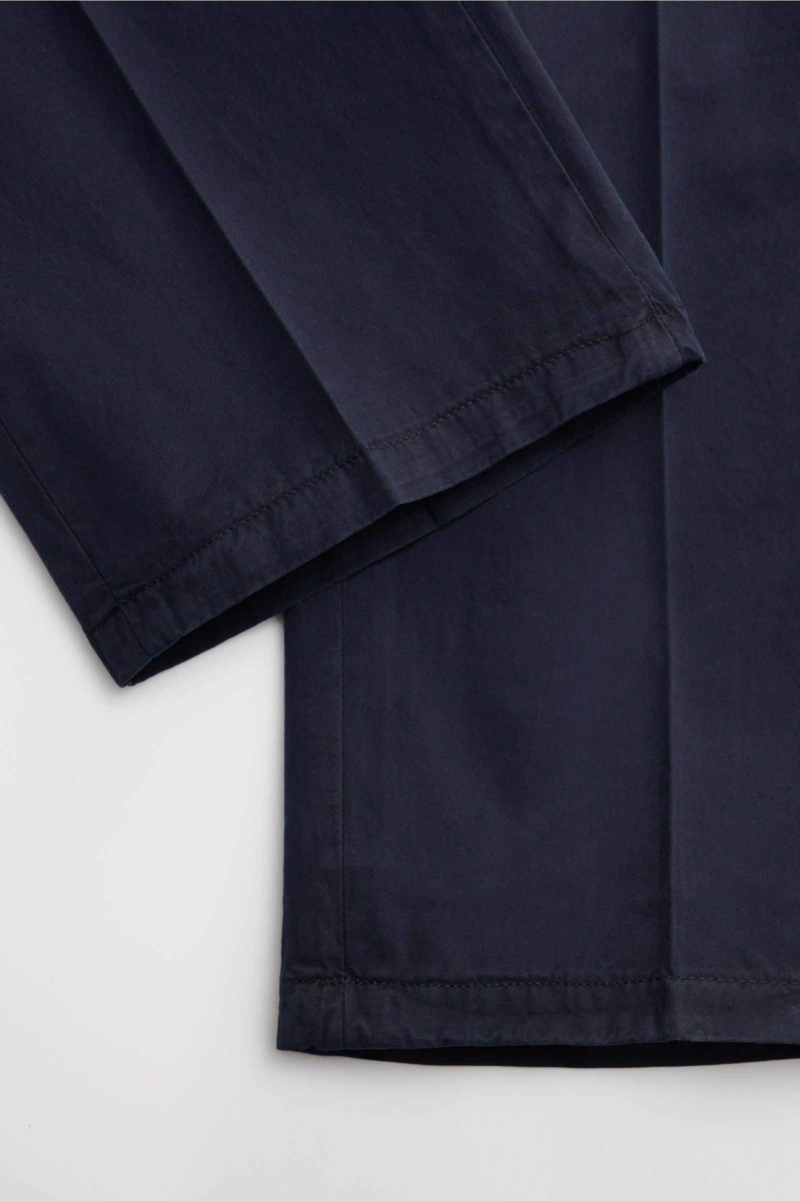 Nahaufnahme der Ärmelabschlüsse des Santaniello Anzugs navy aus weichem Baumwoll-Twill in Slim Fit mit feiner Nahtführung.