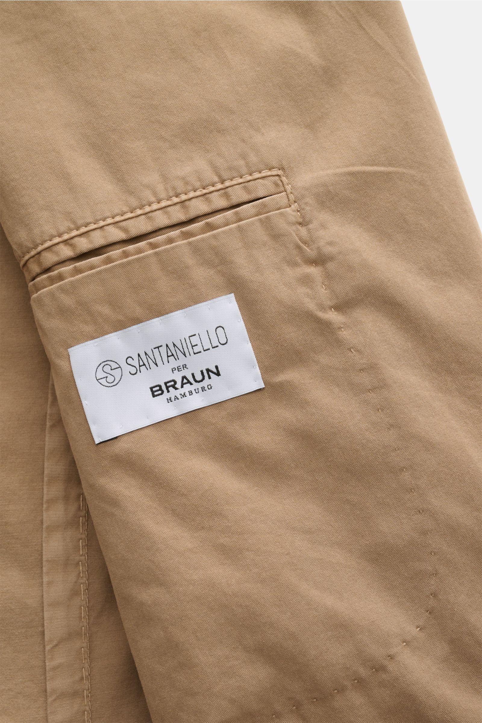 Nahaufnahme der Innentasche und des Etiketts am Santaniello Anzug taupe aus Baumwoll-Twill, weich, Slim Fit, Unconstructed Design.