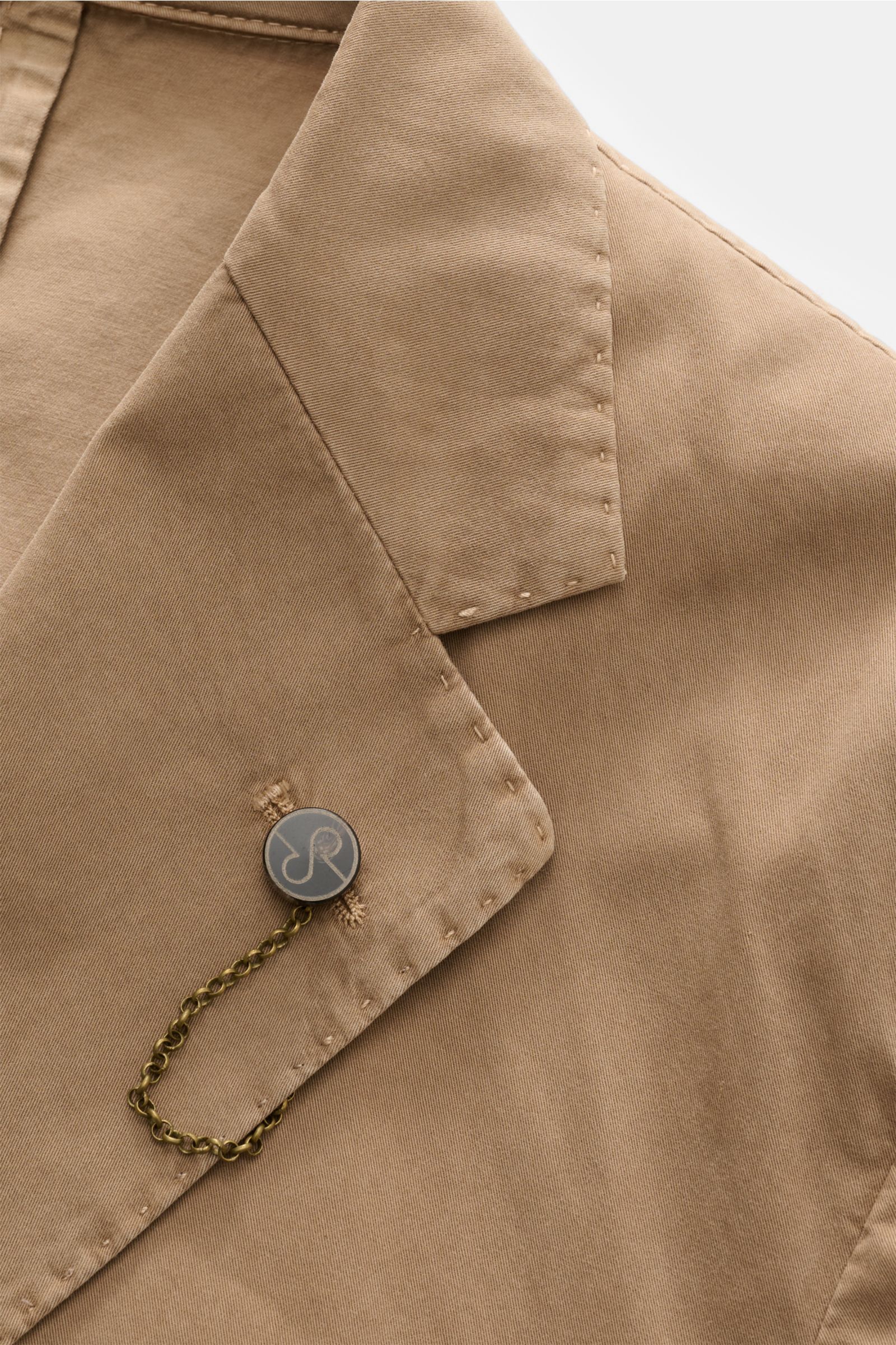 Nahaufnahme von Revers und Knopf des Santaniello Anzug taupe aus feinem Baumwoll-Twill, lässig eleganter Slim Fit mit weichem Griff.