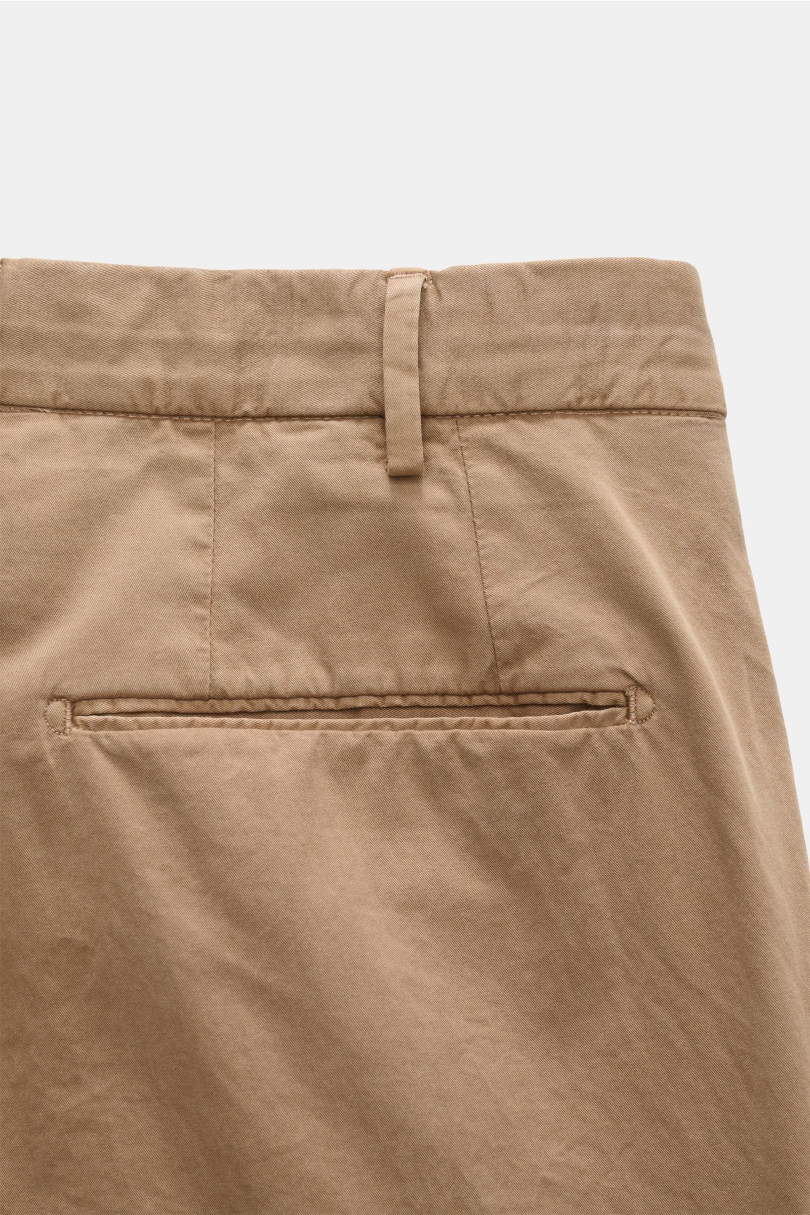 Nahaufnahme der Rückseite der Hose des Santaniello Anzug taupe aus Baumwoll-Twill, mit passgenauer Bundfalte und paspelierter Gesäßtasche.