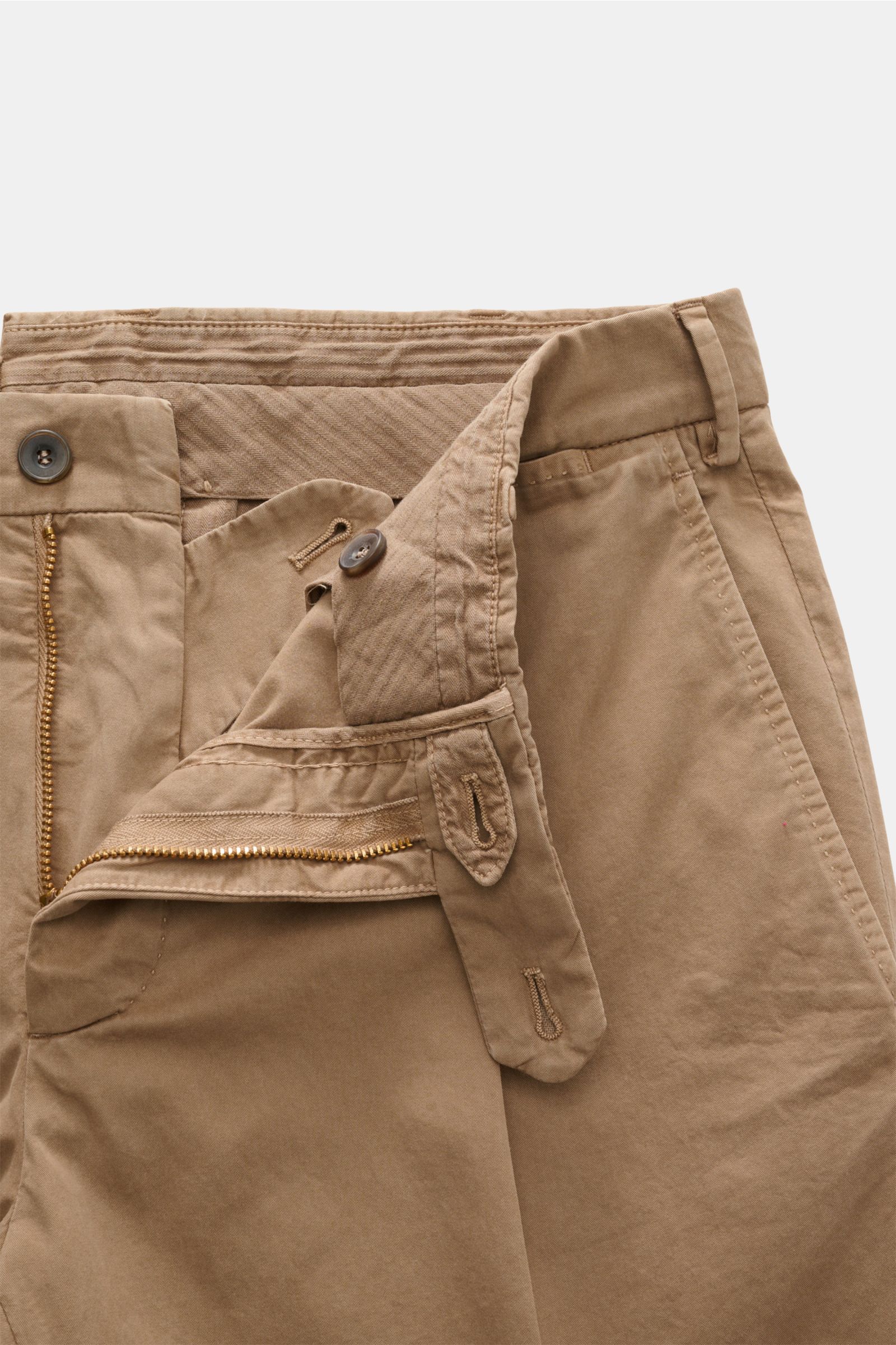 Santaniello Anzug taupe aus Baumwoll-Twill, Slim Fit, Unconstructed Sakko mit zwei Knöpfen, abgesteppt, Hose schmal zulaufend, frontal fotografiert.