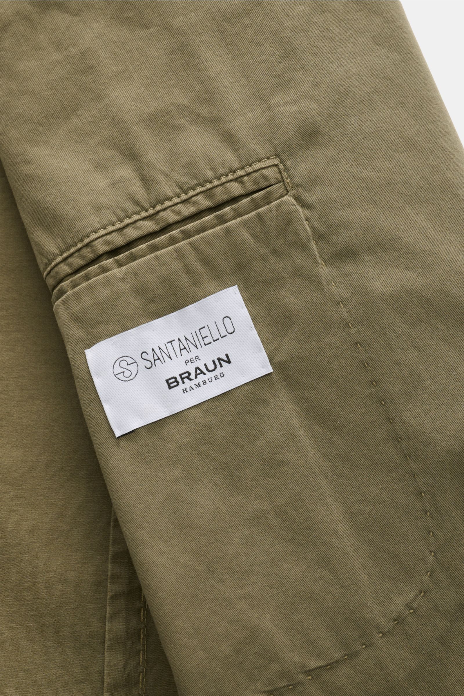 Close-up front-side view of the olive Santaniello Anzug oliv showing cotton twill fabric, soft texture, and label; casual elegance and slim fit.