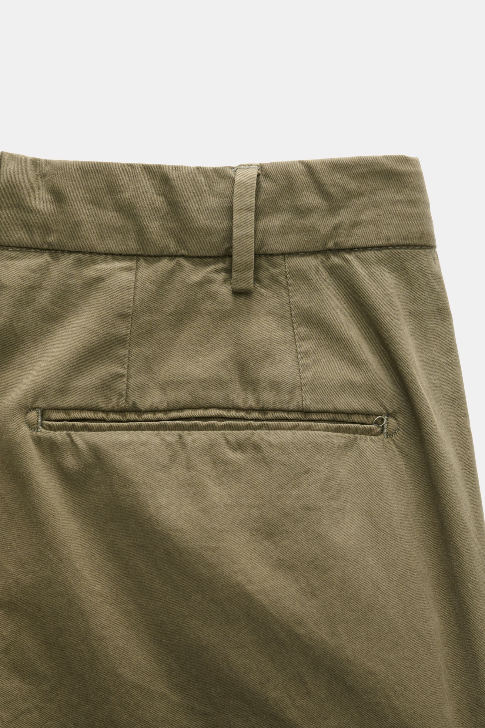 Close-up rear view of the olive Santaniello Anzug oliv pants, showcasing pure cotton twill fabric, soft touch, slim fit, and detailed stitching.
