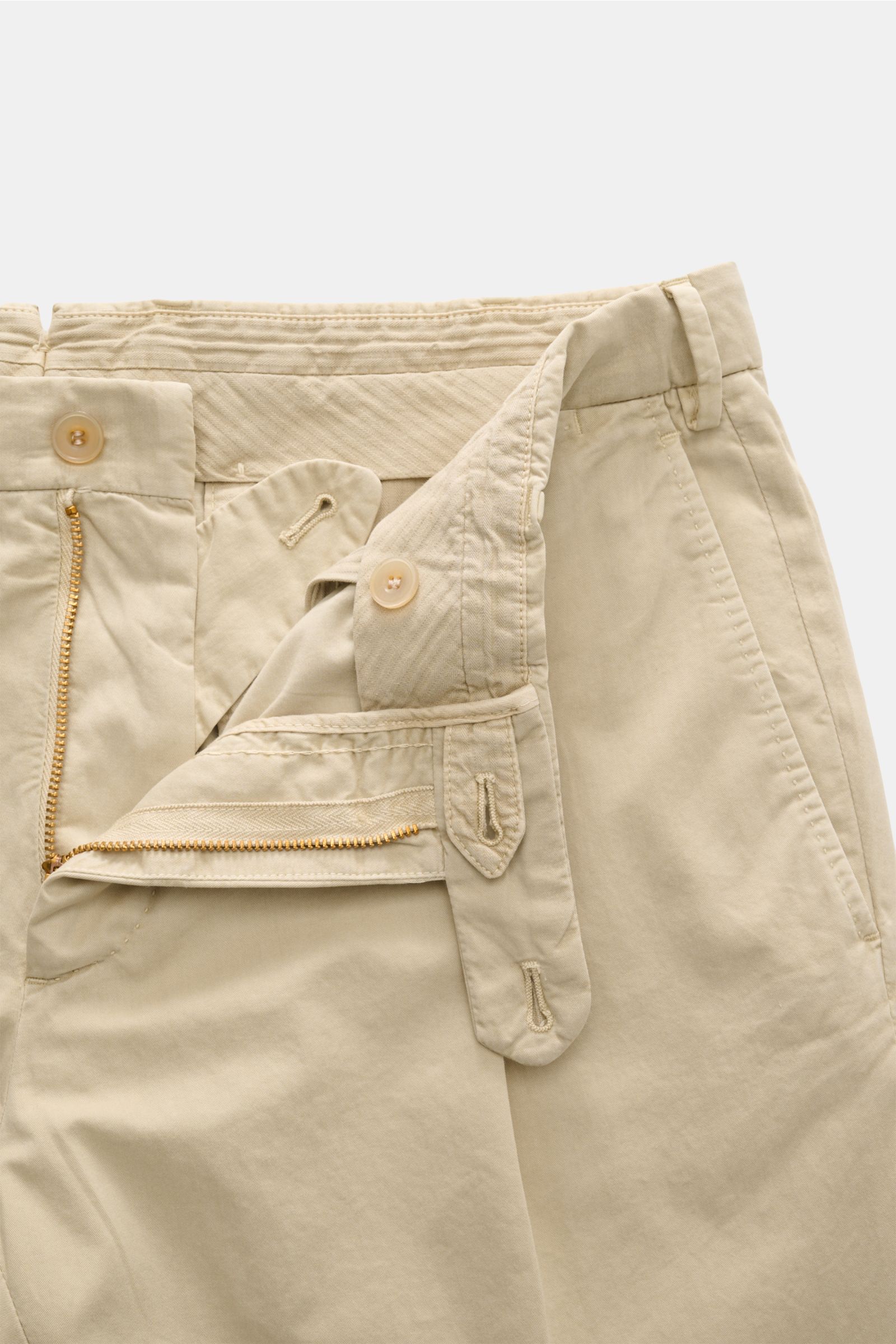 Close-up front view of the Santaniello Anzug sand trousers showcasing the zipper, button, and pocket details in soft cotton twill fabric.

Description: 
Lässige Eleganz mit Stil: Dieser Anzug von SANTANIELLO überzeugt mit feinstem Baumwoll-Twill und mo