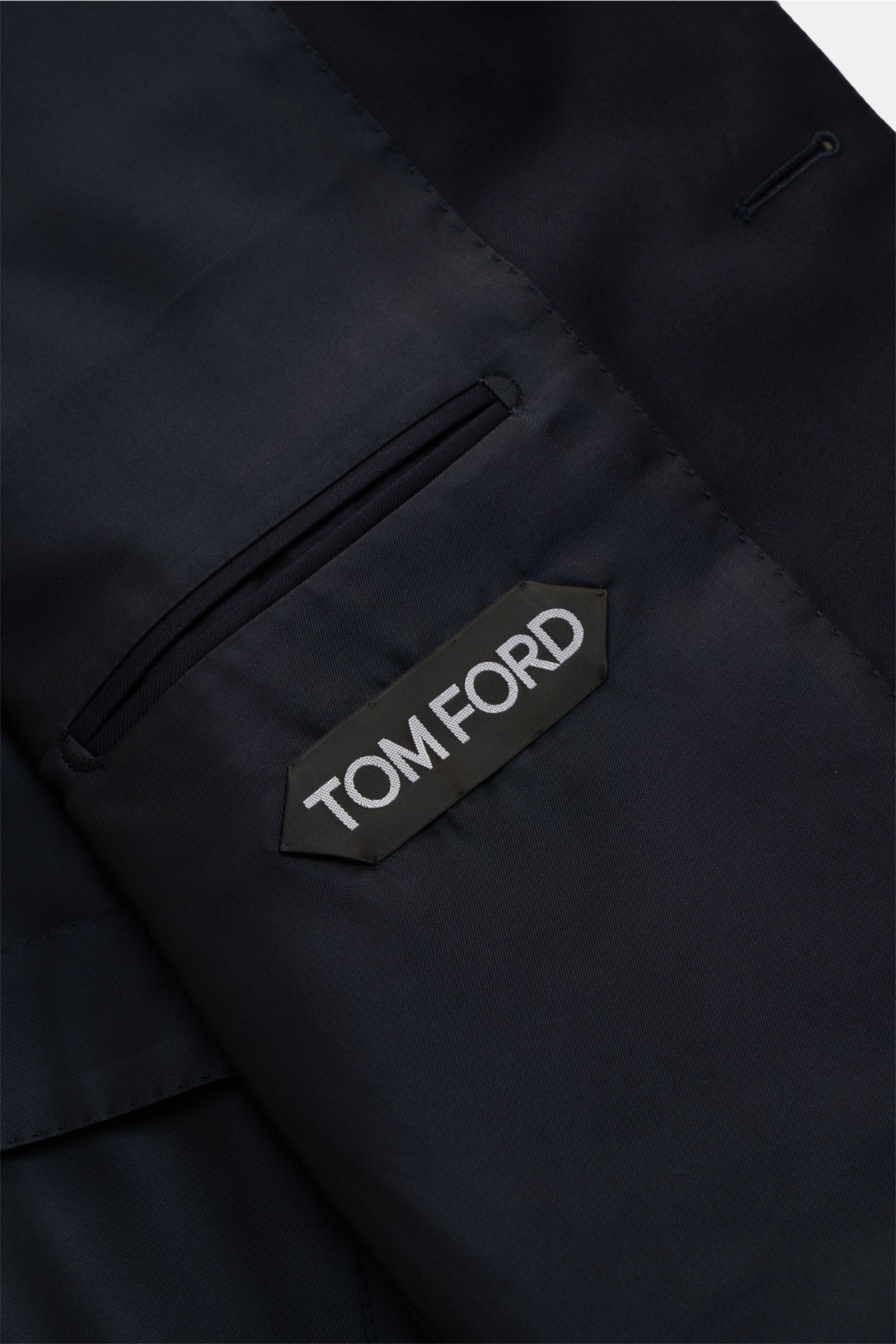 Tom Ford Anzug 'Shelton' navy aus reiner Wolle, Detailfoto von innen mit glattem Futter, Innentasche und Logo-Label, edle Webstruktur.