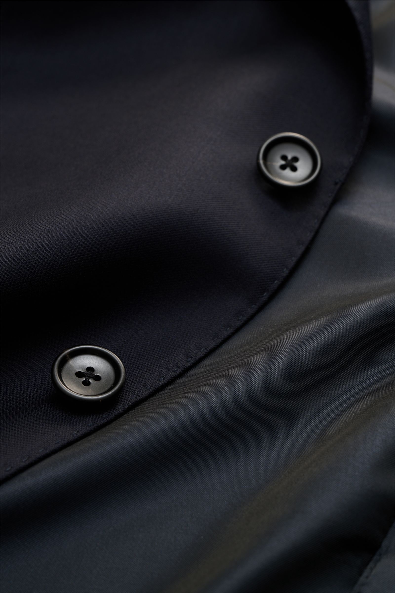 Nahaufnahme des Tom Ford Anzug 'Shelton' navy in schmaler Passform, reine Wolle, feine Webstruktur, Fokus auf Knöpfe und Stofftextur.