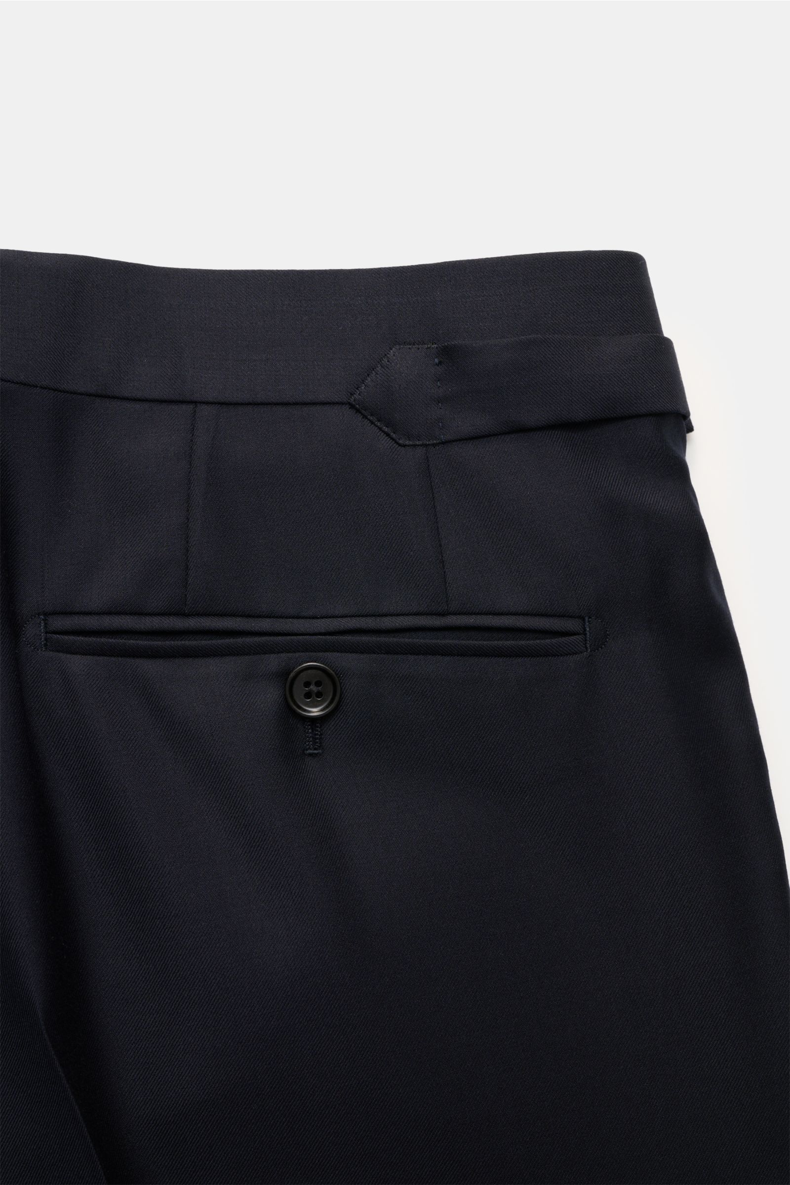 Tom Ford Anzug 'Shelton' navy, Detailansicht der Hose von hinten oben, reine Wolle, Side Adjuster, paspelierte Gesäßtaschen, feine Webstruktur.