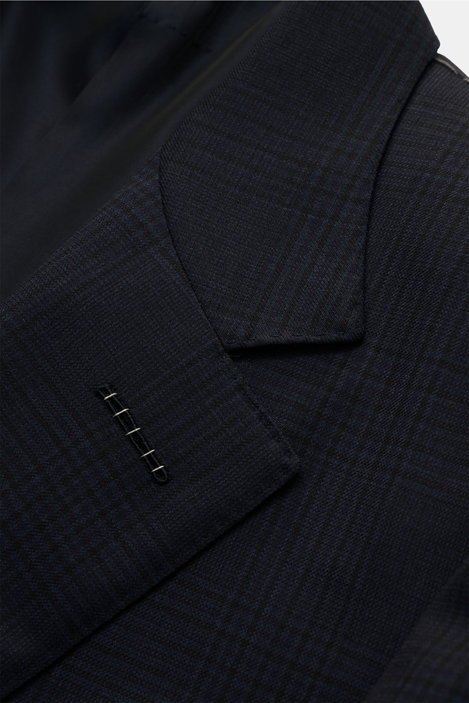Nahaufnahme des fallenden Revers und Ärmelabschlusses des Tom Ford Anzugs 'Shelton' navy/schwarz kariert aus reiner Wolle mit Glencheck.