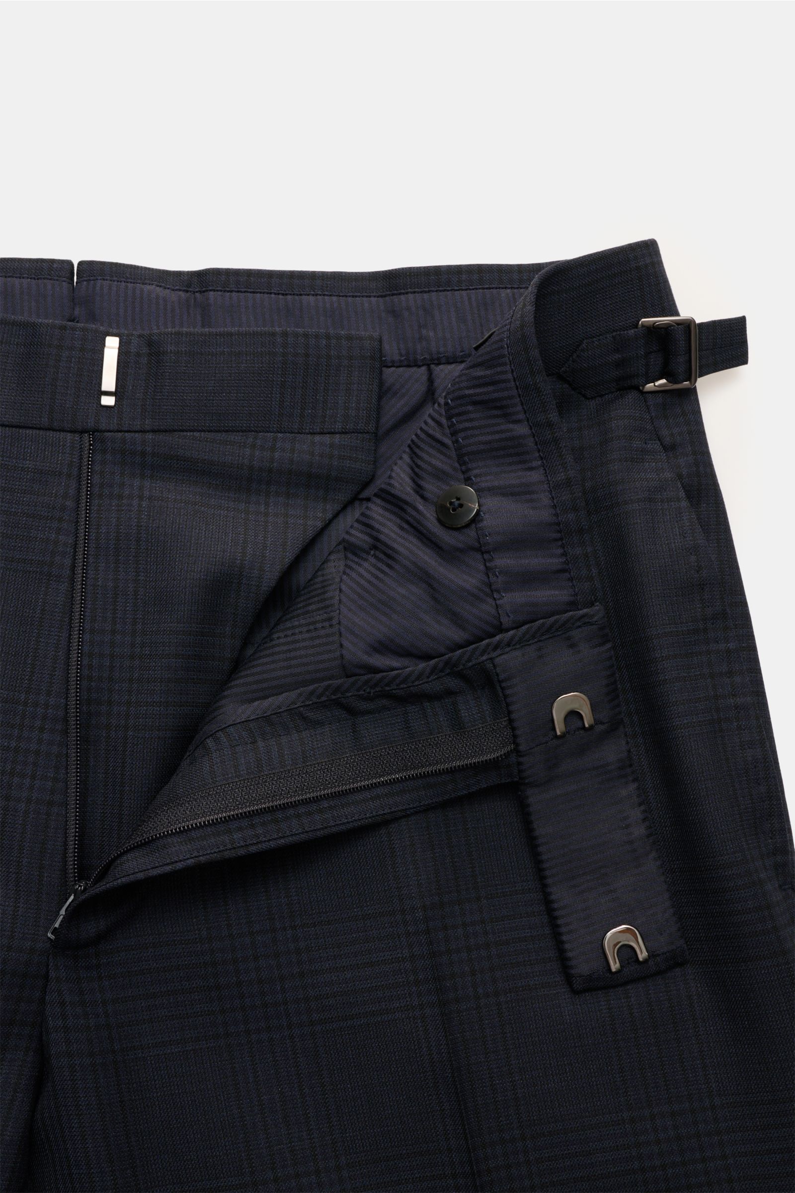 Tom Ford Anzug 'Shelton' navy/schwarz kariert, Detailansicht der Hose von oben, reine Wolle, Side Adjuster, feine Webstruktur, Reißverschluss, Bundhaken.