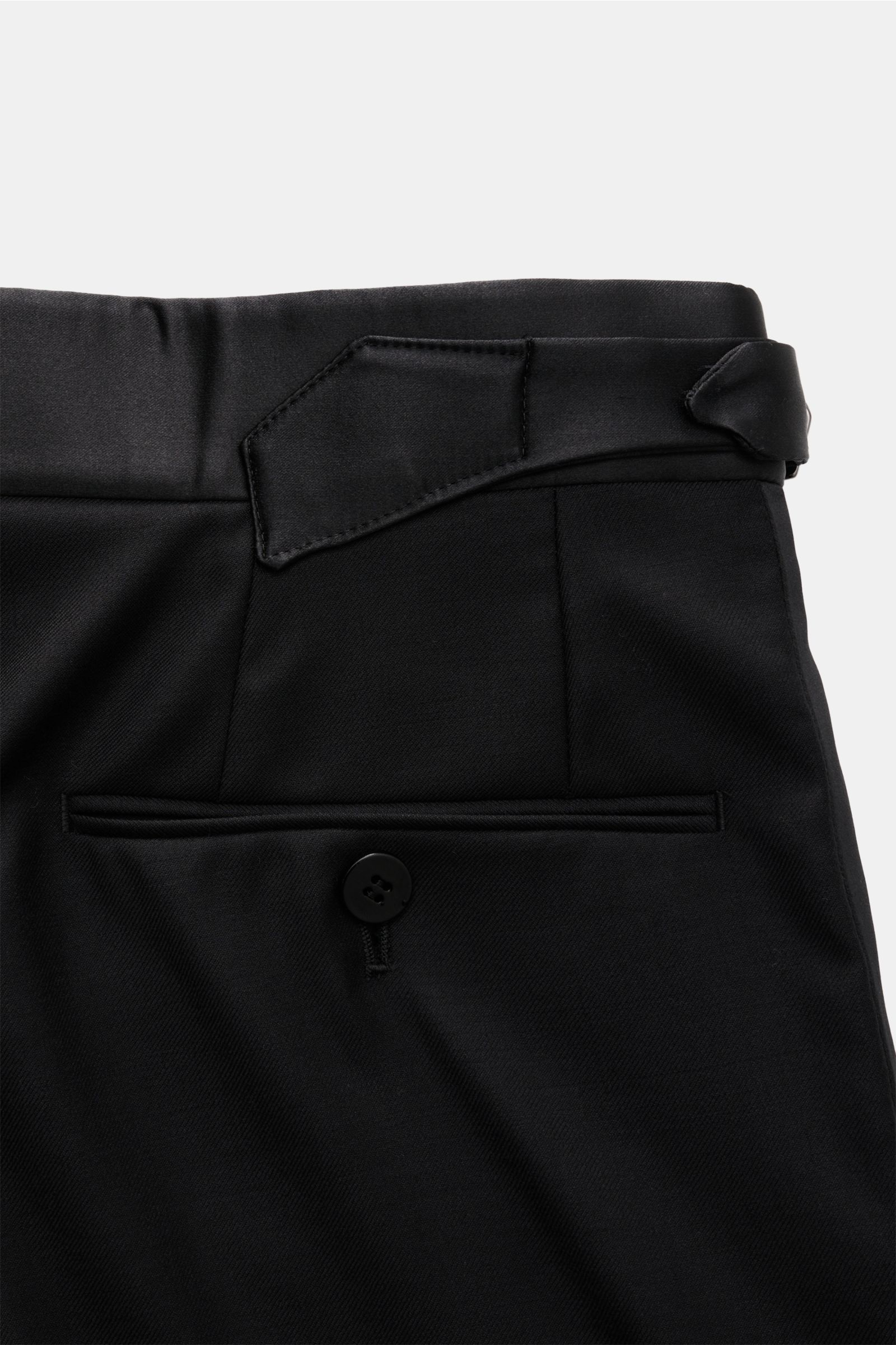 Nahaufnahme der schwarzen Hose des Stile Latino Smoking schwarz aus reiner Wolle mit Side Adjuster, Knopf-Gesäßtasche und feiner Köperstruktur.