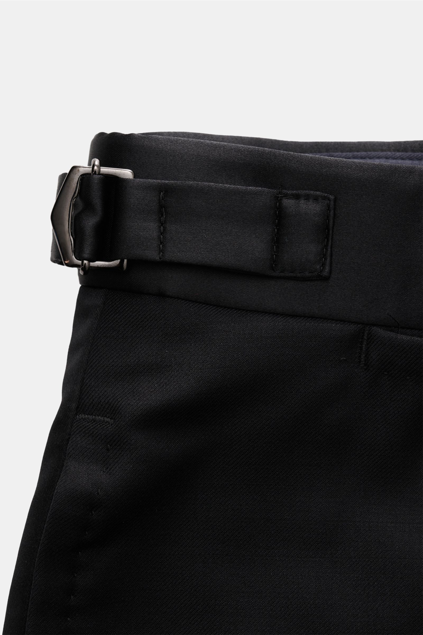 Schwarzer Stile Latino Smoking Slim Fit aus reiner Wolle mit seitlichem Side Adjuster, feiner Köperstruktur, Detailaufnahme Bund und Schnalle.