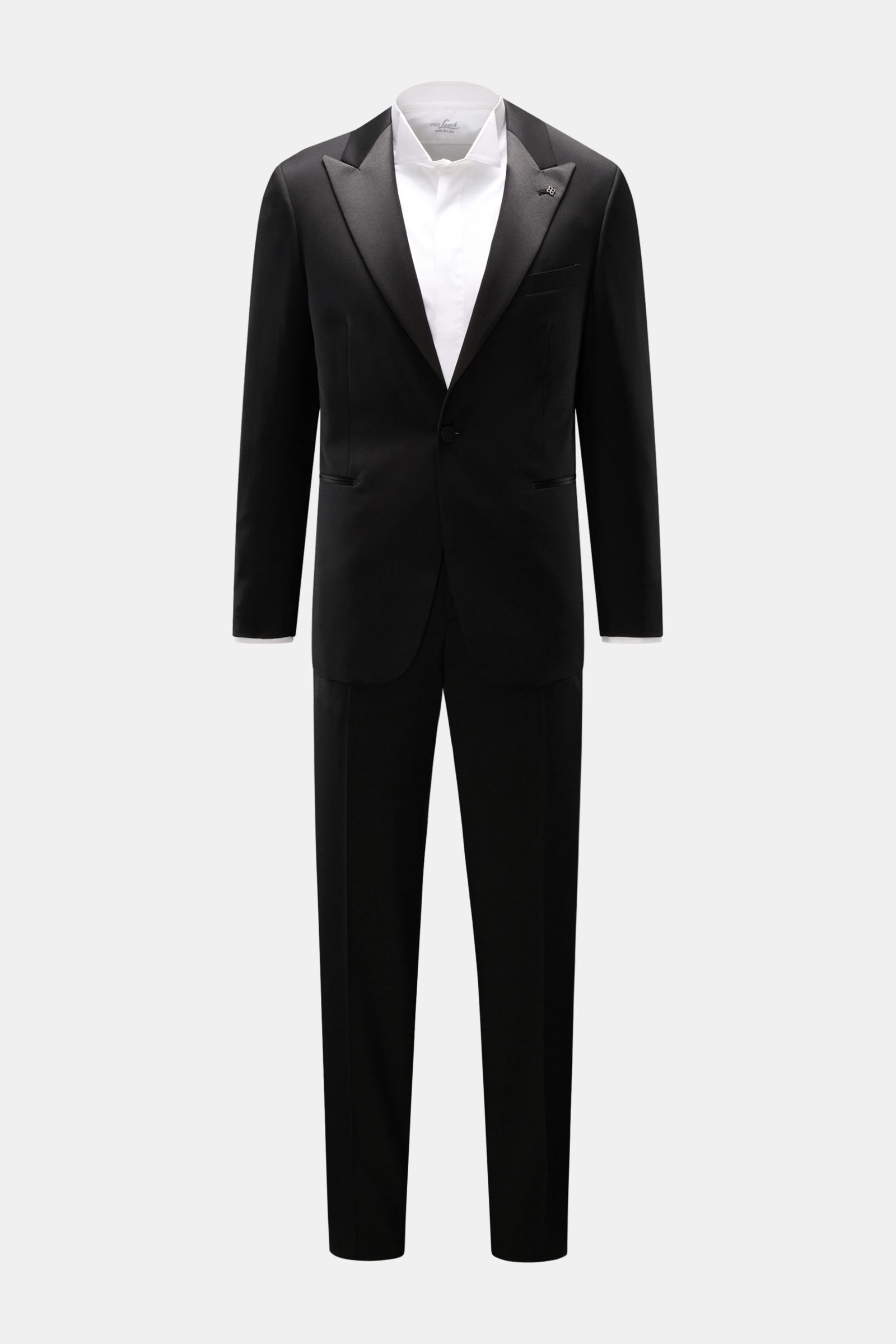 Tagliatore Smoking 'Napoli' schwarz in Slim Fit, frontal fotografiert, aus reiner Super 110'S Schurwolle mit Satin-Spitzrevers und schmal zulaufender Hose.