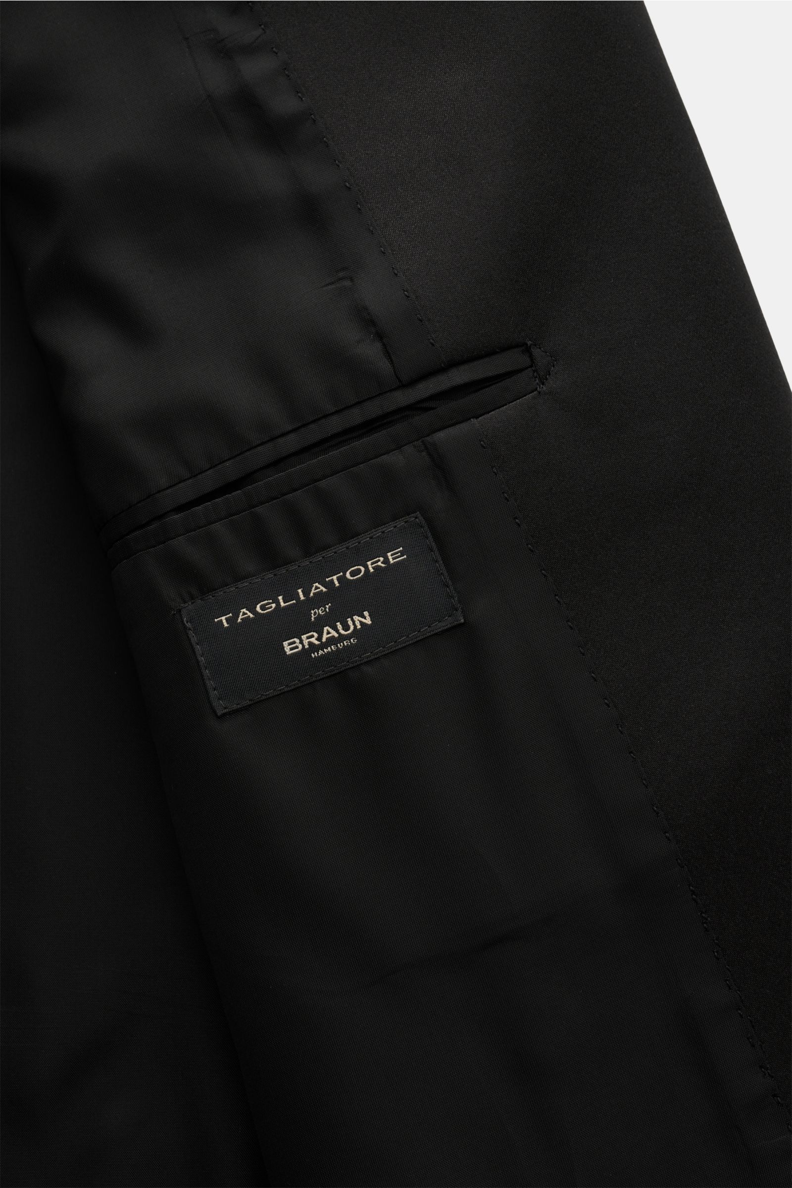 Innenansicht des schwarzen Tagliatore Smoking 'Napoli' mit Satinfutter, Innentasche und Label von Braun Hamburg.