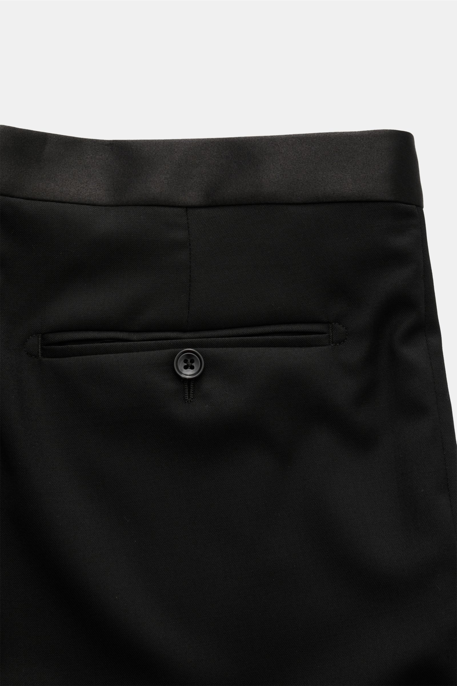 Tagliatore Smoking 'Napoli' schwarz, Detailaufnahme der Rückseite der Hose aus reiner Super 110'S Schurwolle mit paspelierter Gesäßtasche und Knopf, satinierter Bund.