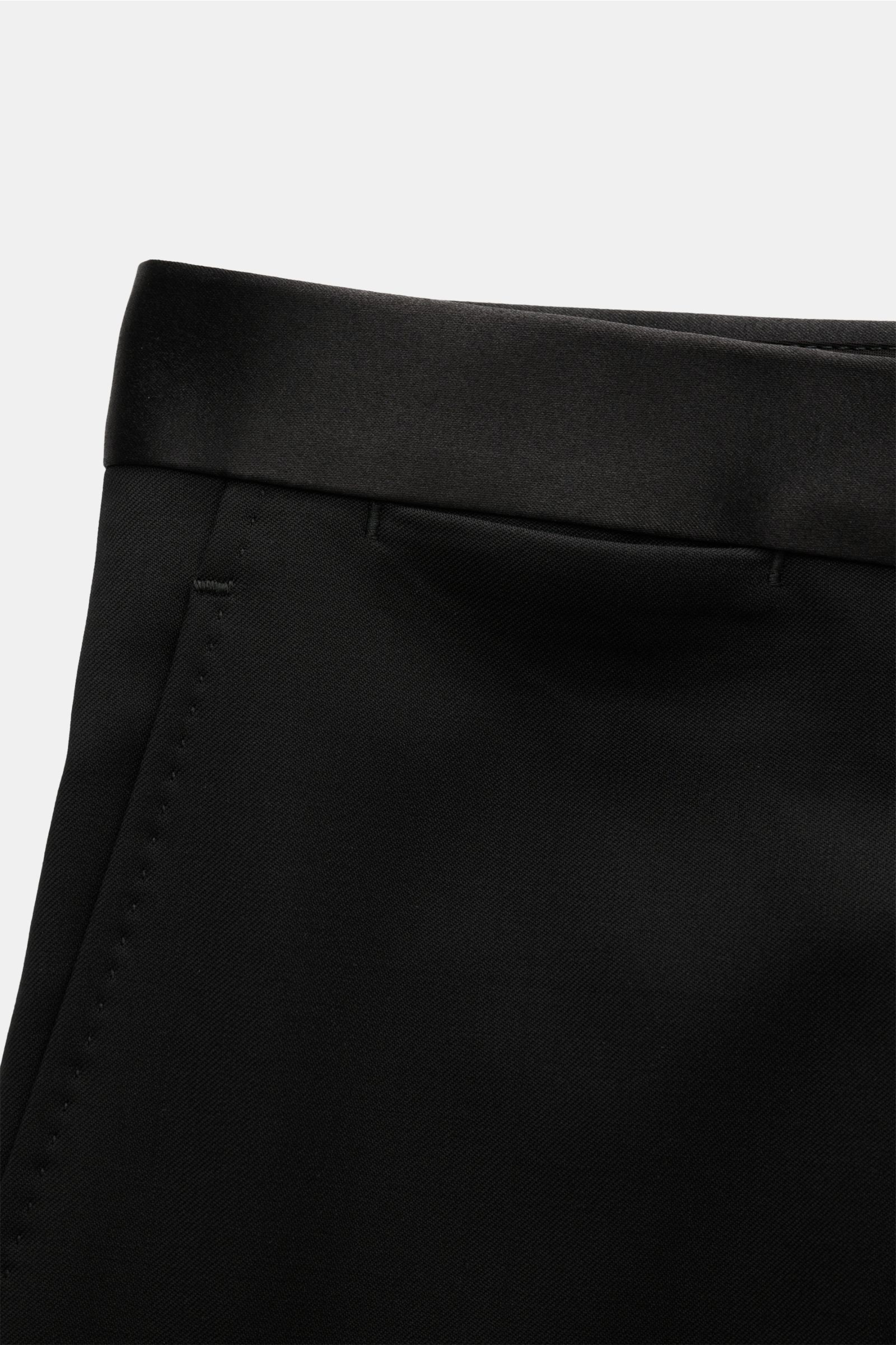Tagliatore Smoking 'Napoli' schwarz, Hose aus reiner Super 110'S Schurwolle, schmal zulaufend, satinierter Bund, französische Taschen, Detailfoto von oben.