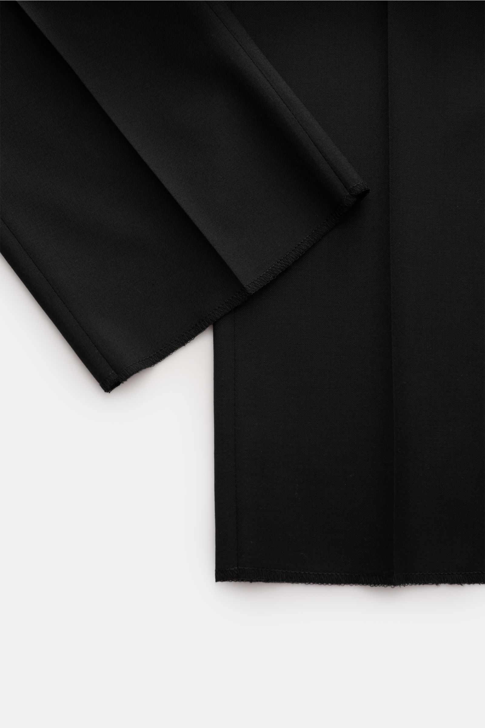 Tagliatore Smoking 'Napoli' schwarz aus reiner Super 110'S Schurwolle, Slim Fit, Detailansicht von Ärmel und Saum mit feiner Köperstruktur.