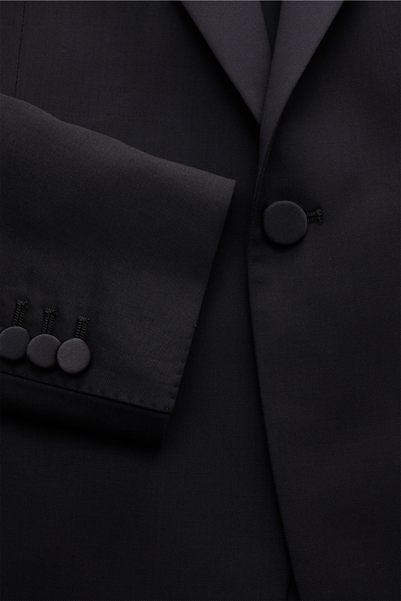Tagliatore Smoking 'Napoli' dark navy in Slim Fit, Detailaufnahme von Sakko mit Ein-Knopf-Stil, Satinrevers und Köperstruktur aus Super 110'S Schurwolle.