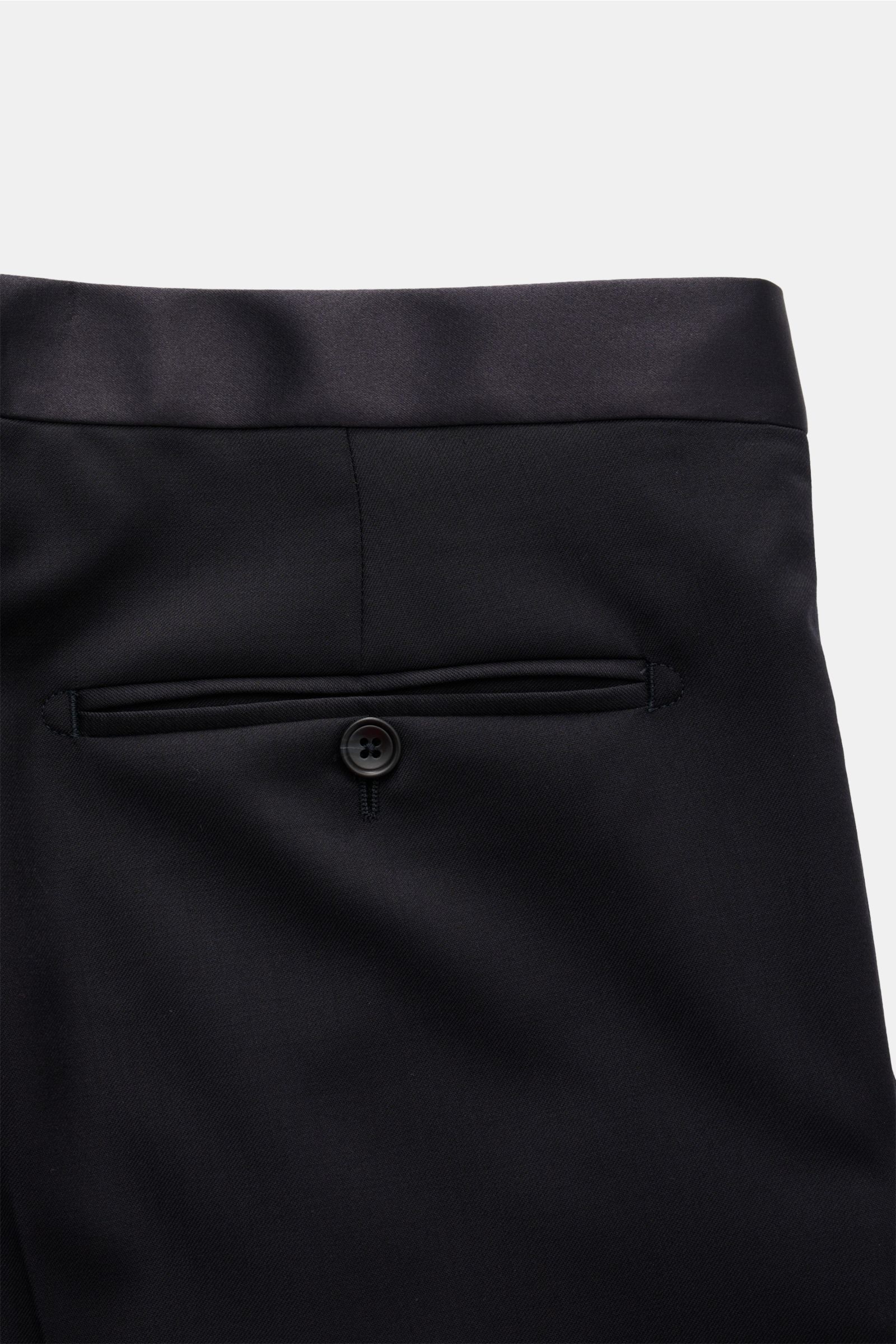 Tagliatore Smoking 'Napoli' dark navy Hose in Slim Fit aus reiner Super 110'S Schurwolle, Detailansicht der Rückseite mit Paspeltasche und Knopf.
