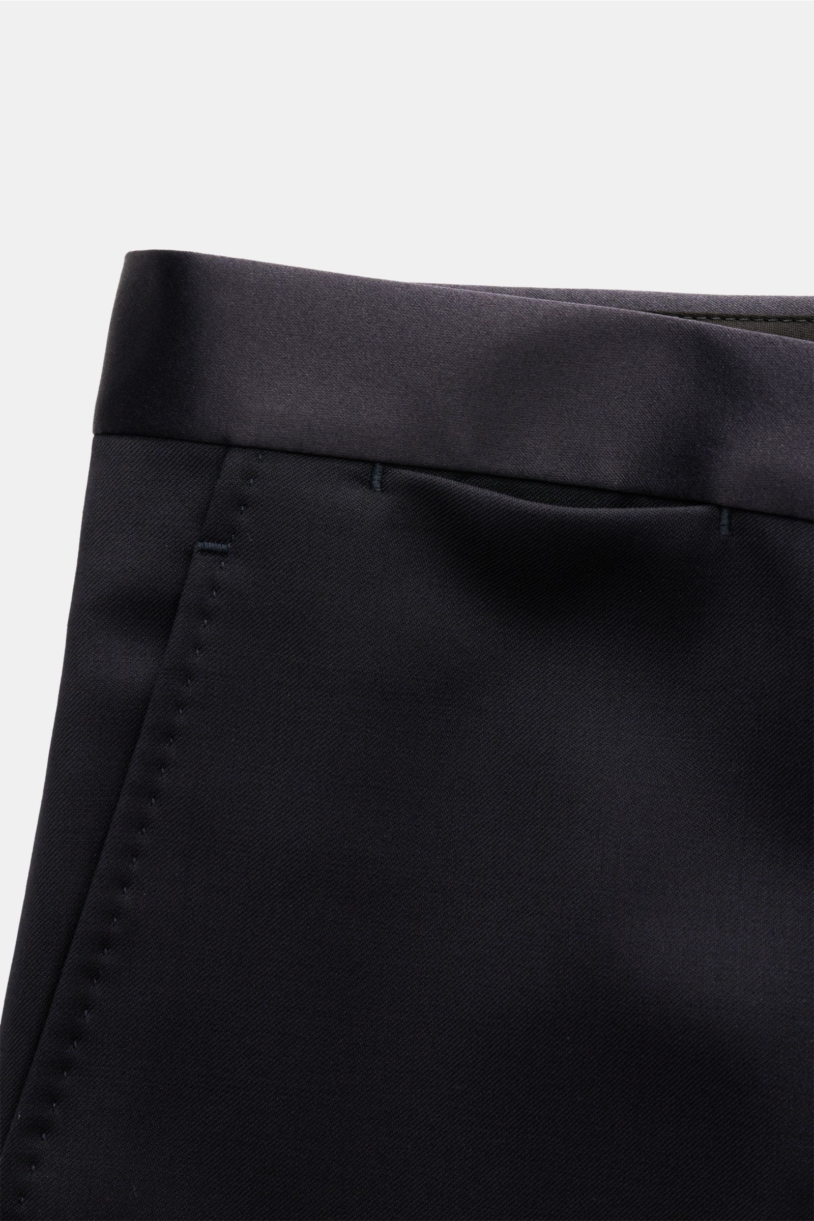Tagliatore Smoking 'Napoli' dark navy Hose aus reiner Super 110'S Schurwolle, schmal zulaufend, satinierter Bund, Detailaufnahme von oben.