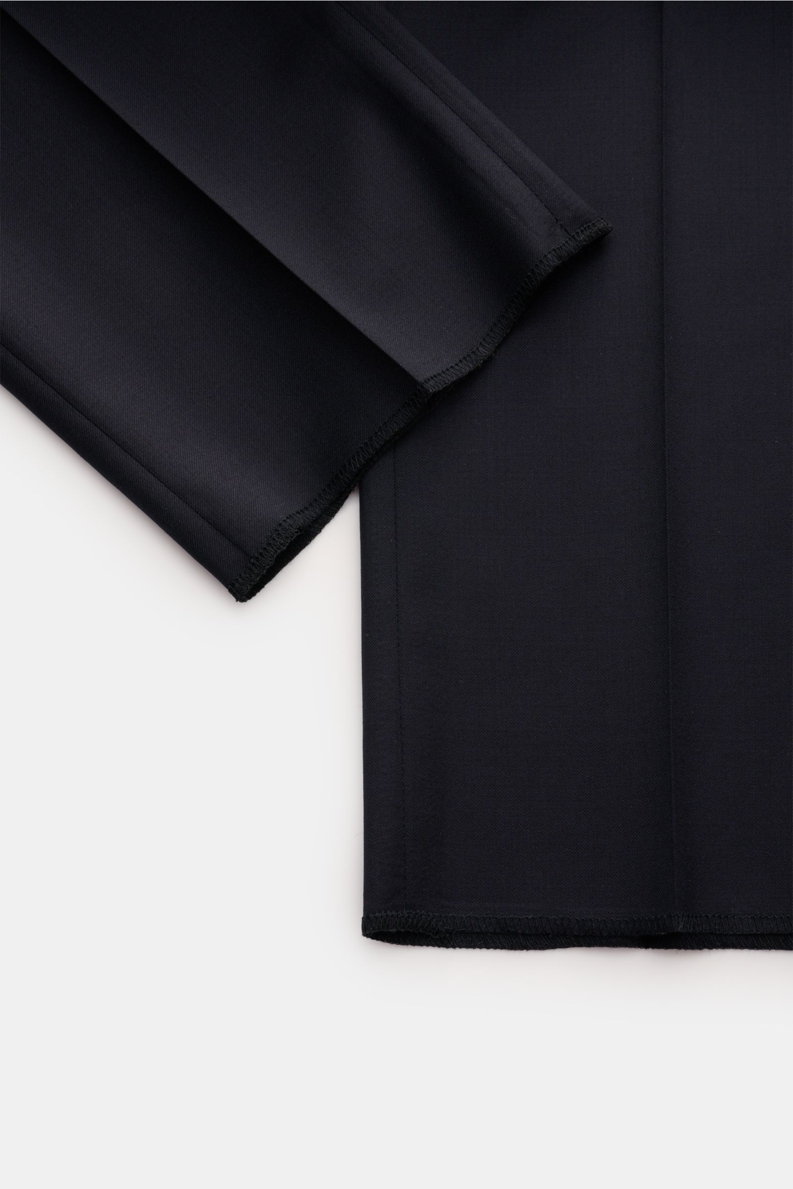 Tagliatore Smoking 'Napoli' dark navy aus reiner Super 110'S Schurwolle, Detailaufnahme der feinen Köperstruktur und Säume, Slim Fit.