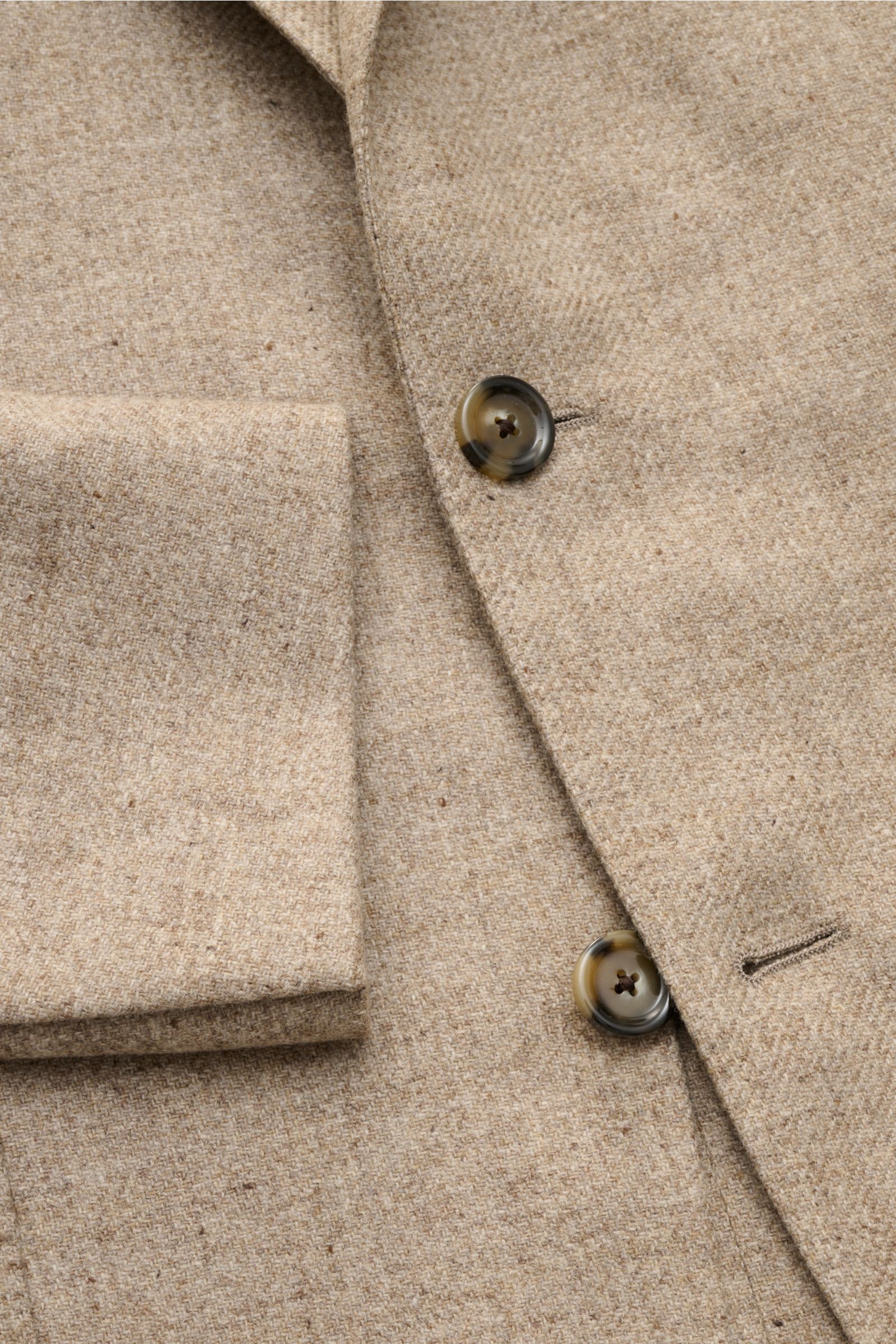 Nahaufnahme des Lardini Sakko beige meliert mit sichtbaren zwei Knöpfen, tailliertem Zwei-Knopf-Stil und halb gefüttertem Woll-Cashmere-Mix.