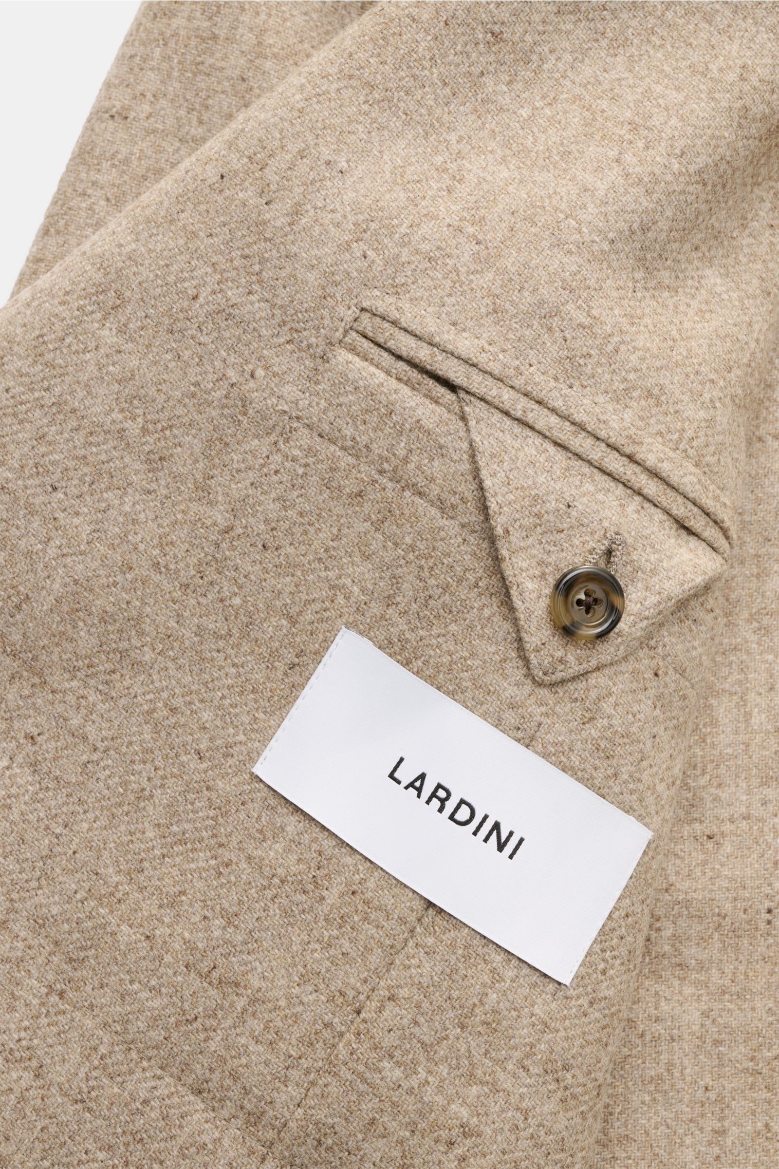 Lardini Sakko beige meliert in Nahaufnahme, Detailansicht mit Knopf, Brusttasche, Woll-Cashmere-Mix, Slim Fit, tailliert, leicht ungefüttert.