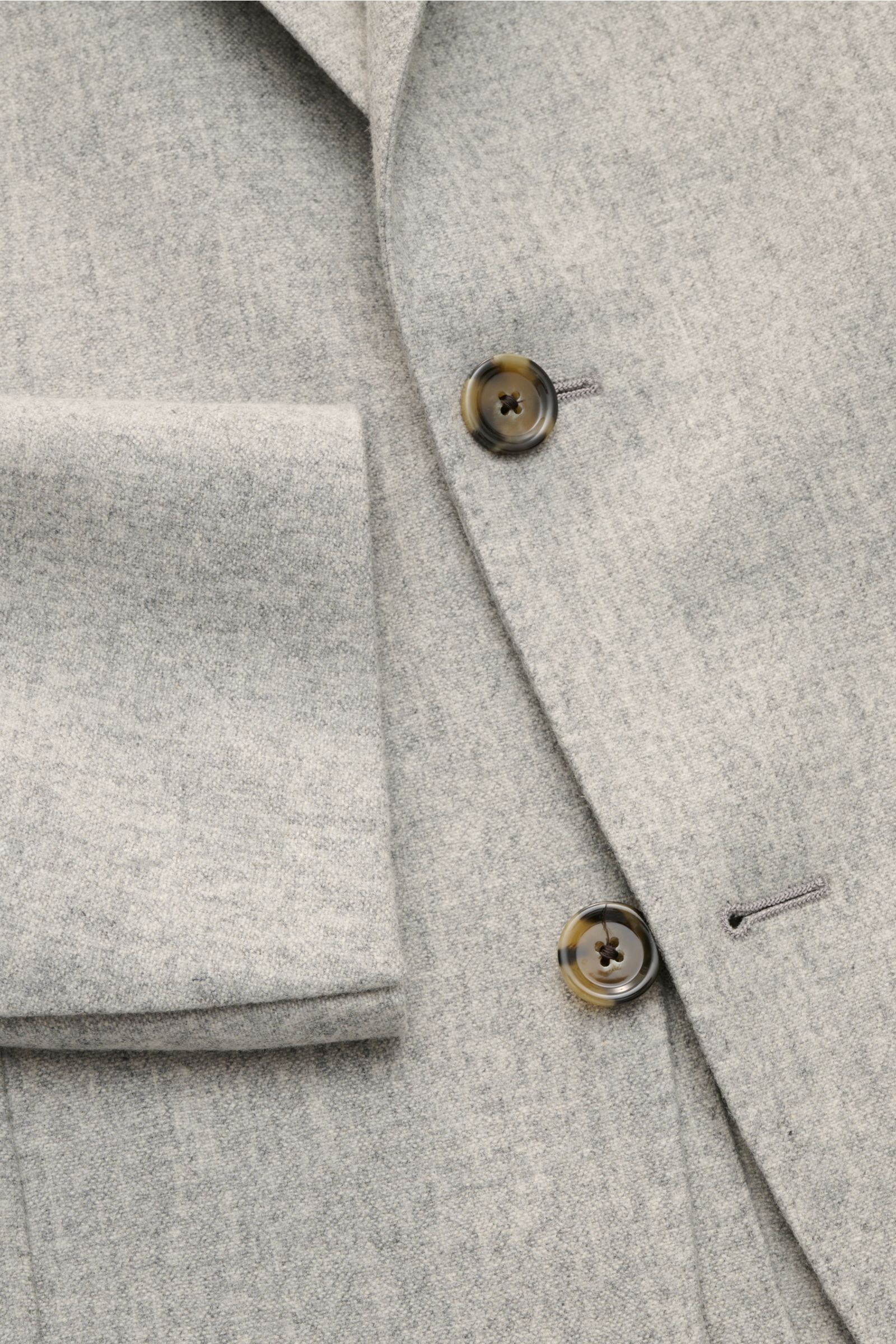 Close-up front view of the Lardini Sakko hellgrau meliert, showing fabric texture, two buttons, and sleeve cuff. Für den besonderen Anlass oder das Office – für was Sie sich auch entscheiden, das Unconstucted-Sakko von LARDINI in einer Komposition aus Sch