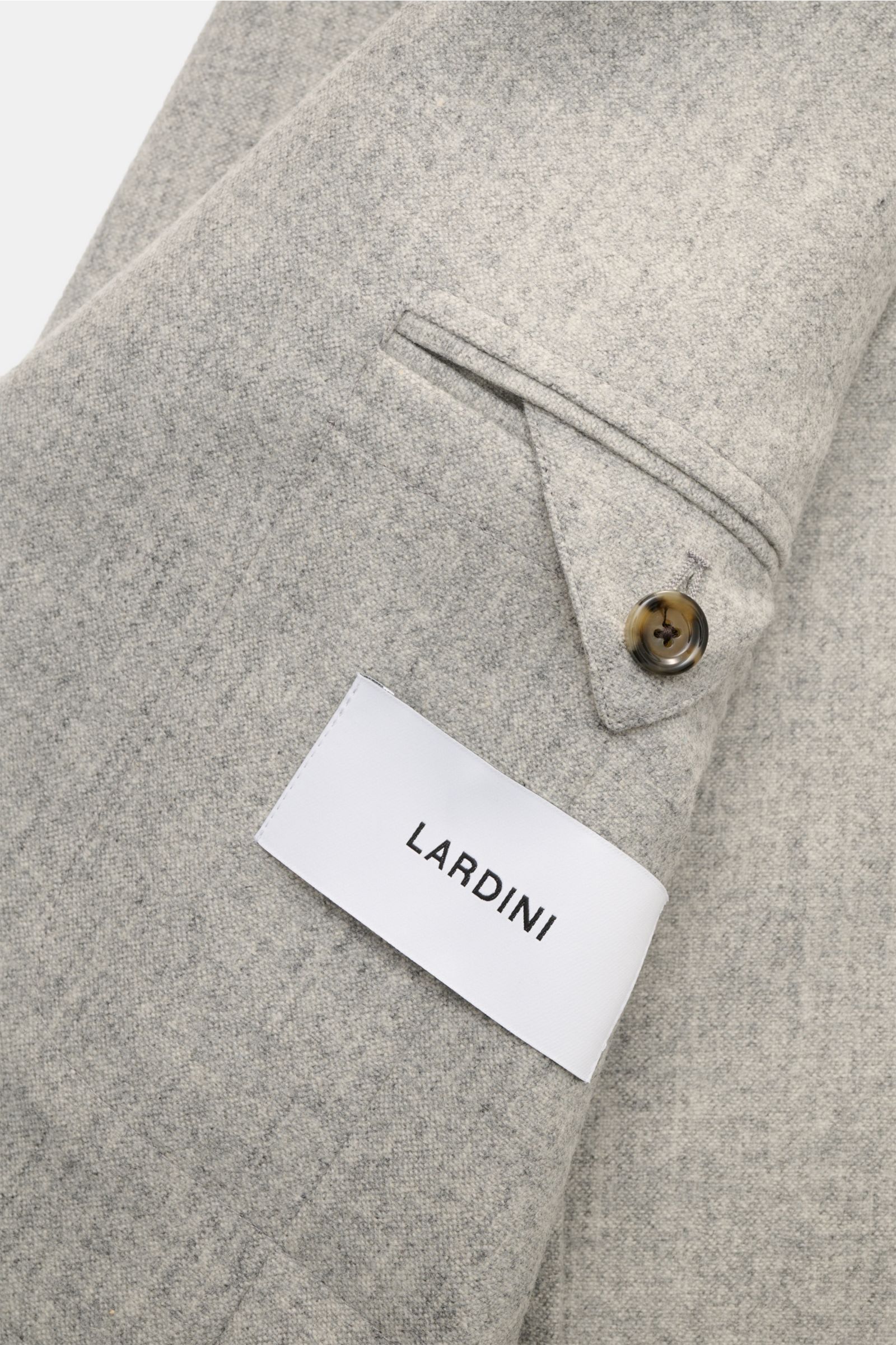 Close-up view of the sleeve and label of the Lardini Sakko hellgrau meliert, showcasing its soft blend of wool and cashmere fabric, slim fit, two-button style, unfinished sleeve cuffs, and detailed stitching.

Für den besonderen Anlass oder das Office 