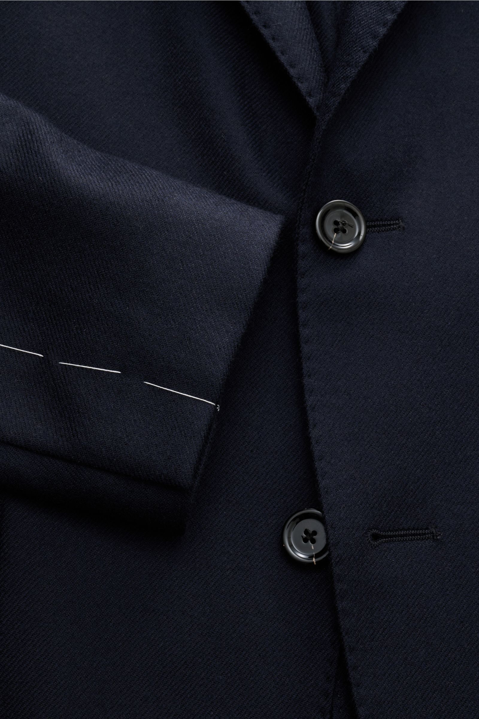 Lardini Cashmere Sakko dark navy in Nahaufnahme von vorne, Slim Fit, taillierter Zwei-Knopf-Stil, reiner Cashmere, weicher Griff, Unconstructed Design.