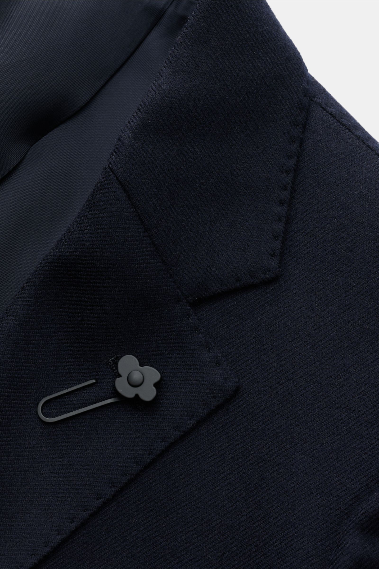 Nahaufnahme des fallenden Revers mit Blütenpin des Lardini Cashmere Sakko dark navy aus purem, weichem Cashmere im Slim Fit, fotografiert von schräg oben.