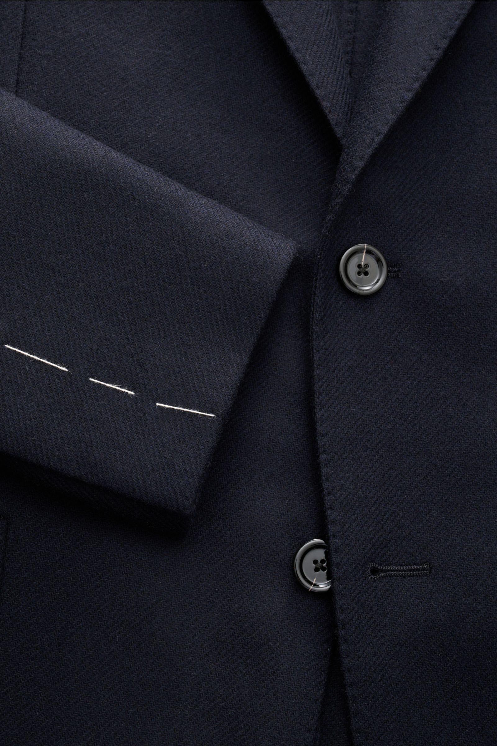 Close-up front view of Lardini Sakko hellgrau meliert showing buttoned front and sleeve cuff with white stitching. Für den besonderen Anlass oder das Office – für was Sie sich auch entscheiden, das Unconstucted-Sakko von LARDINI in einer Komposition aus S