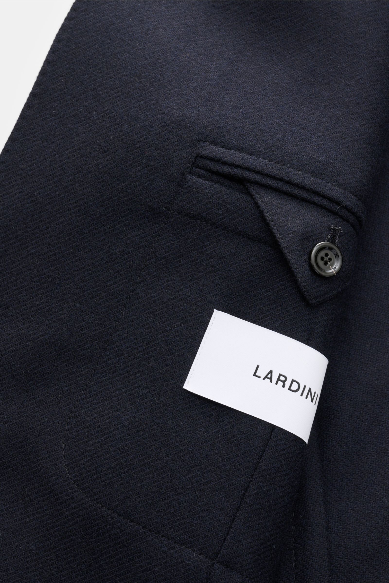 Close-up front view of the Lardini Sakko hellgrau meliert showing the slim fit, taillierter two-button style with classic breast pocket and soft wool-cashmere fabric.

Für den besonderen Anlass oder das Office – für was Sie sich auch entscheiden, das U