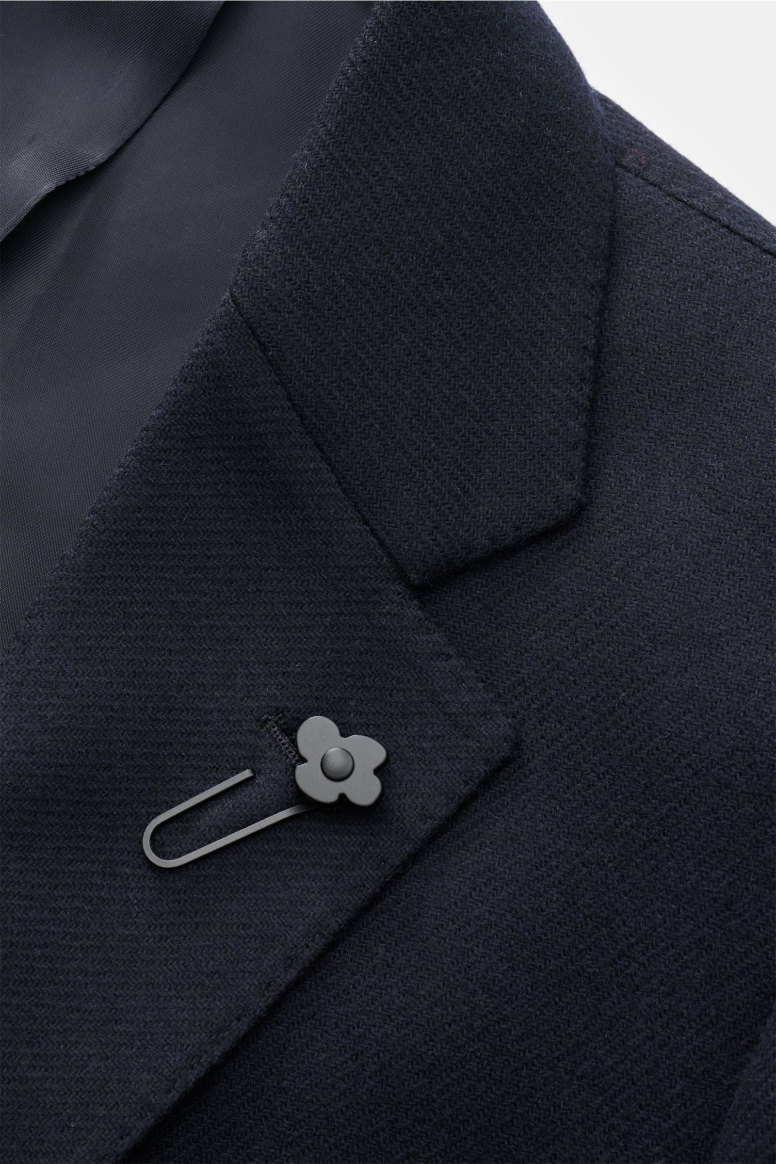 Close-up front view of the Lardini Sakko hellgrau meliert showing the textured wool-cashmere fabric, slim fit lapel with flower pin. Für den besonderen Anlass oder das Office – für was Sie sich auch entscheiden, das Unconstucted-Sakko von LARDINI in einer