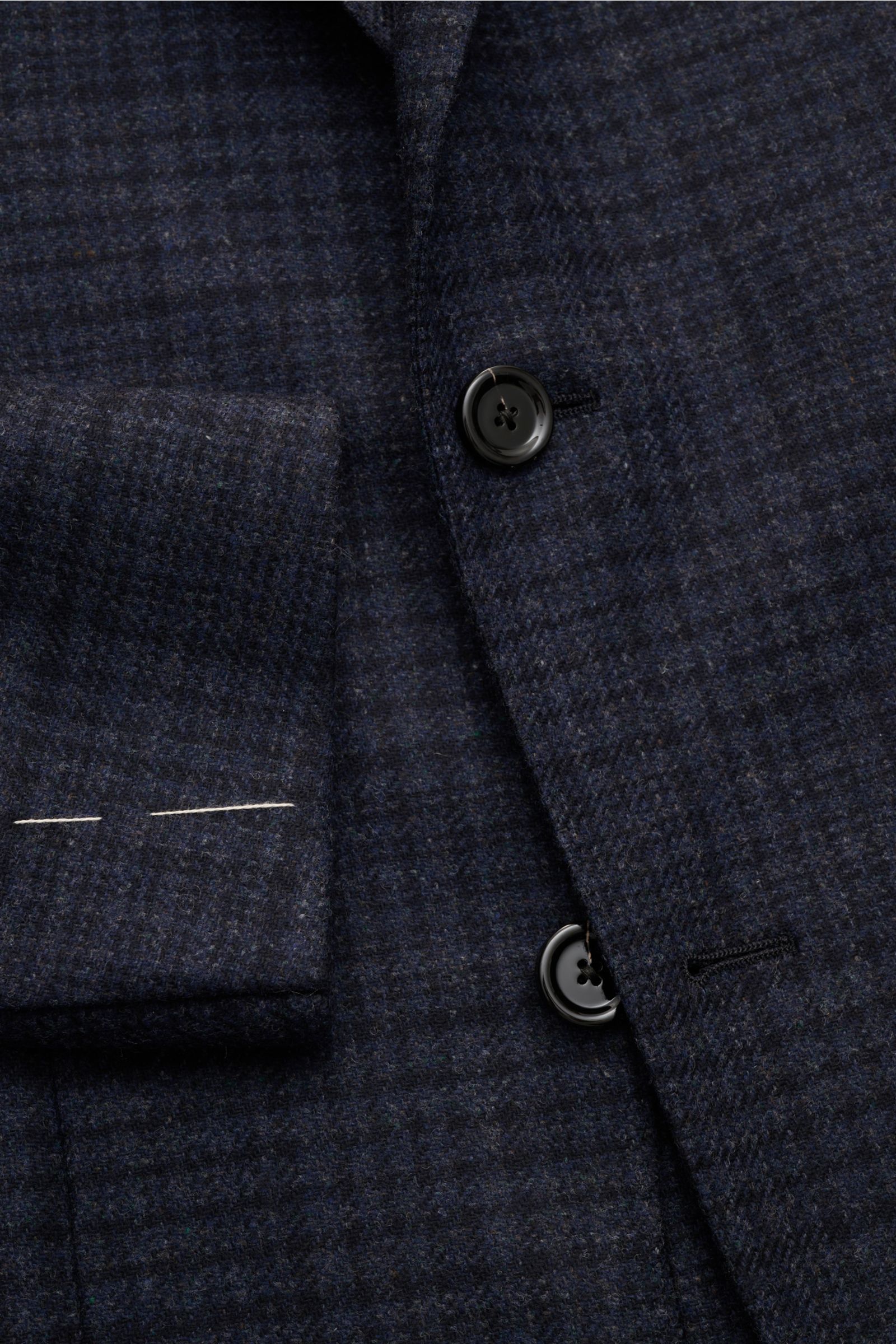 Close-up front view of the Lardini Sakko navy, a slim fit, unconstructed blazer in wool-cashmere mix with two buttons, soft texture, chest and hip pockets, unfinished sleeve ends, and side slits. Ob im Office oder unterwegs – das Unconstructed-Sakko vo