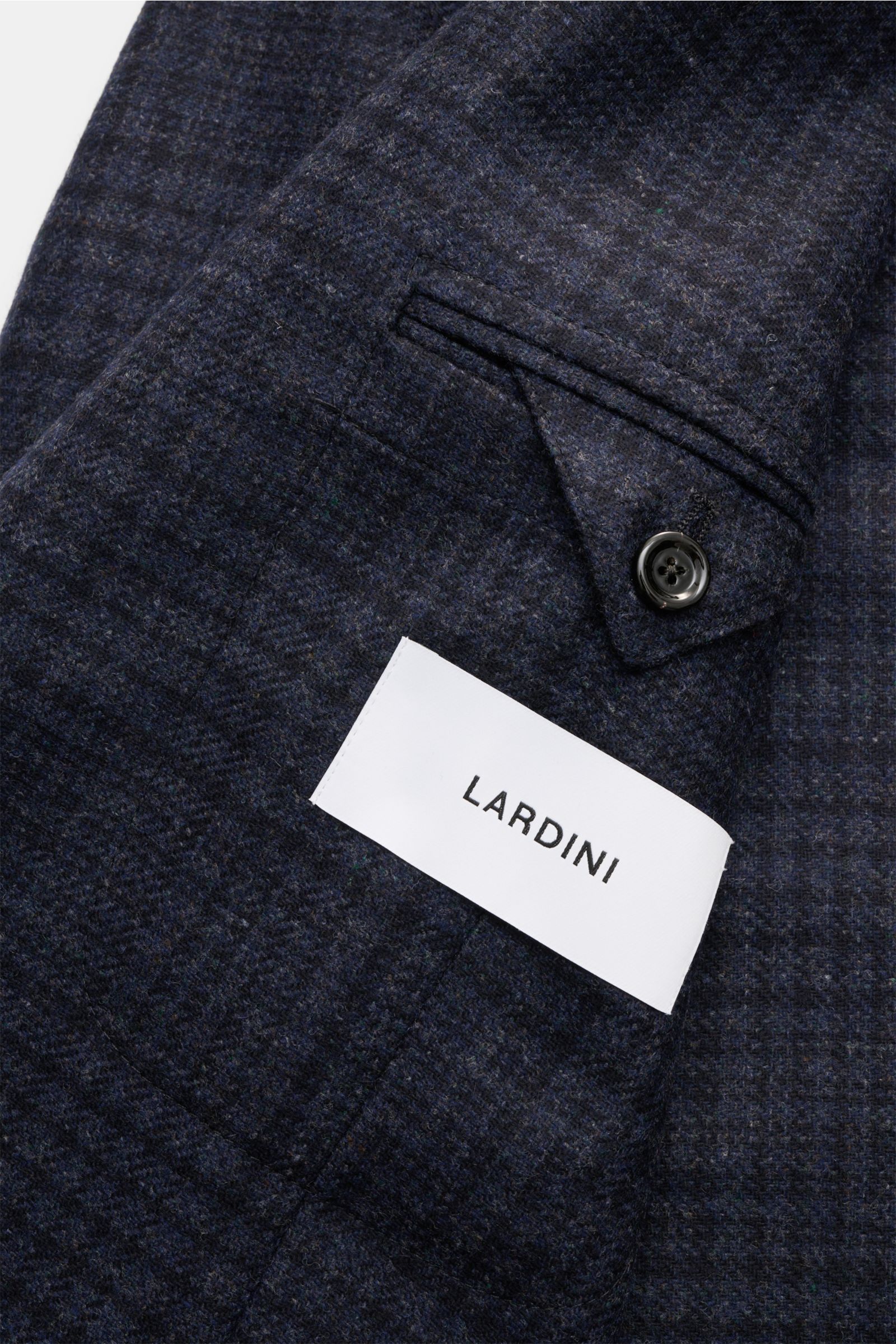 Lardini Sakko navy shown close-up from the inside, highlighting wool-cashmere fabric, inner pocket, button detail, and texture. 

Ob im Office oder unterwegs – das Unconstructed-Sakko von LARDINI aus einer edlen Wolle-Cashmere-Komposition steht für sti