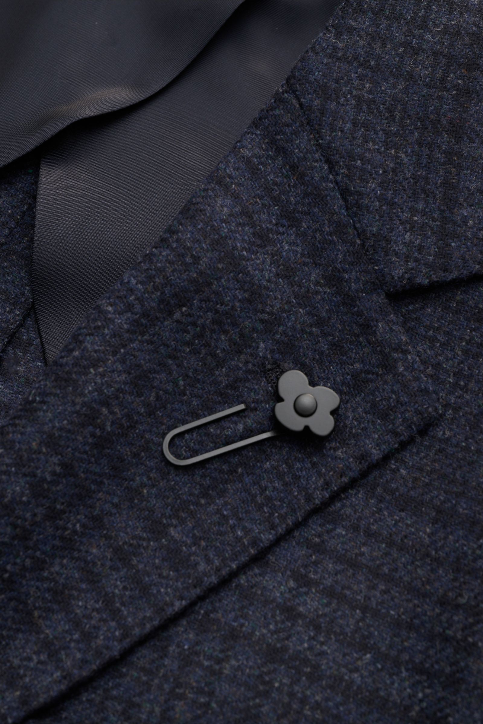 Close-up front-angle view of the Lardini Sakko navy showing its textured wool-cashmere fabric, slim fit, tailored two-button style, falling lapel with flower pin, and soft grip. Ob im Office oder unterwegs – das Unconstructed-Sakko von LARDINI aus eine