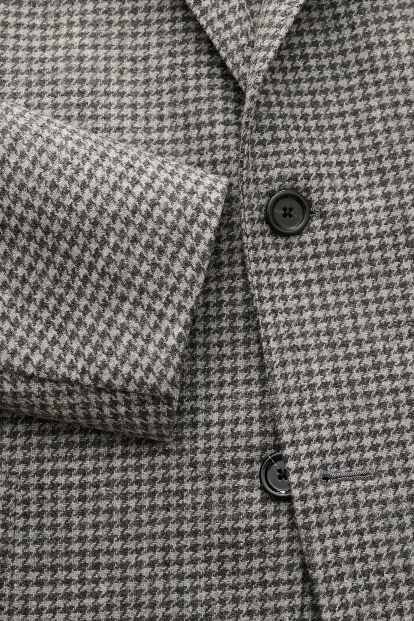 Close-up front view of Lardini Sakko hellgrau/dunkelgrau kariert showing slim fit, two black buttons, and soft wool-cashmere Glencheck fabric. Ob im Office oder unterwegs – das Unconstructed-Sakko von LARDINI aus einer edlen Wolle-Cashmere-Komposition 